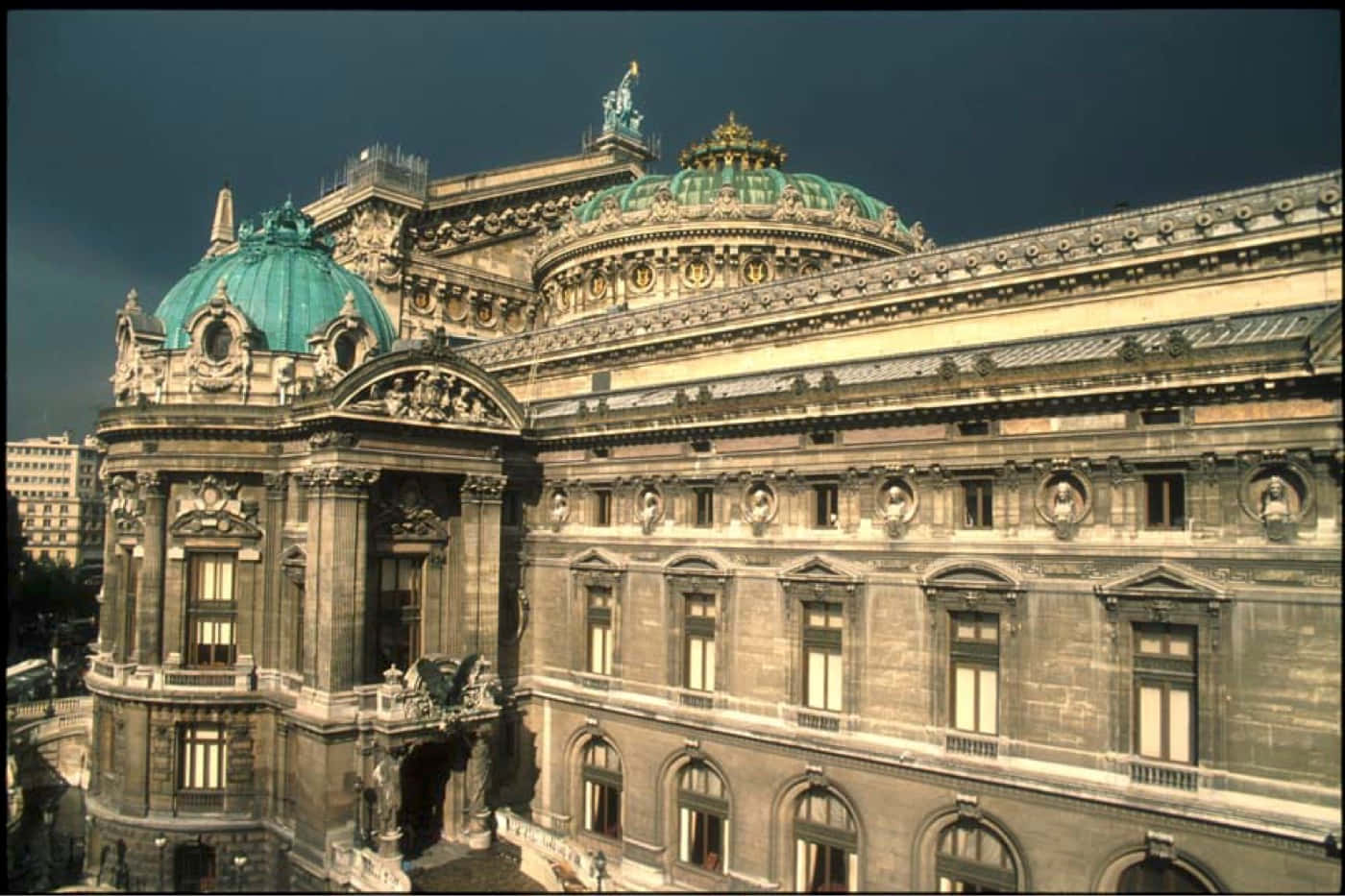Europe 桌布 壁紙 — 宏偉華麗的建築，擁有青綠色圓頂和精緻雕刻，背景是戲劇性的暴風雨天空。