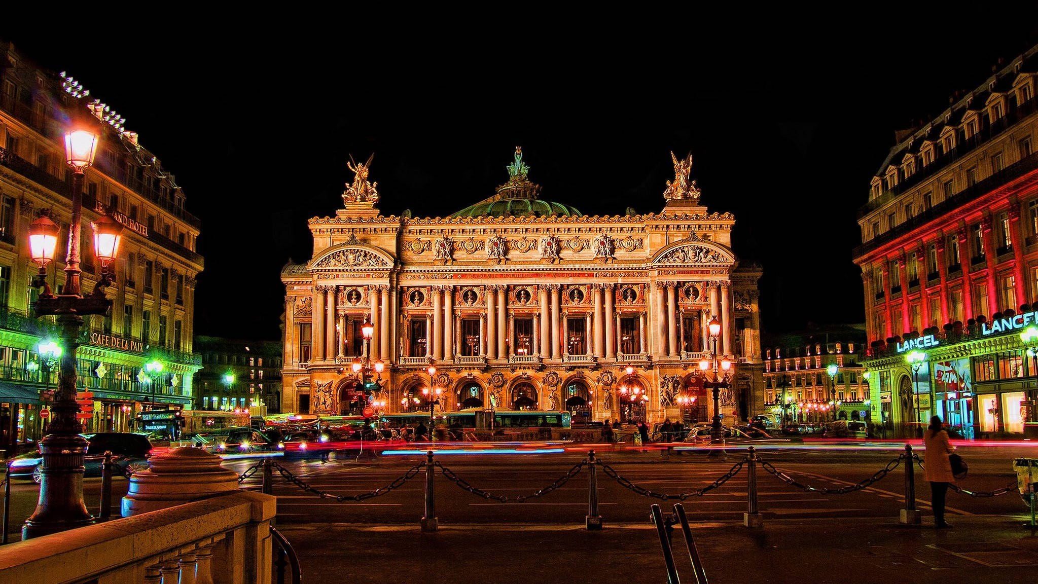 France 桌布 壁紙 — 宏偉華麗的歌劇院在夜晚被金色燈光和前景中流動的車燈照亮。