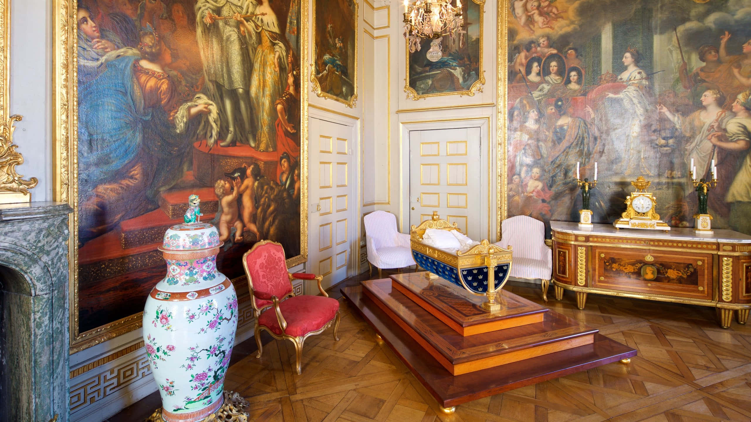 Drottningholm Palace 桌布 壁紙 — 宏偉華麗的皇家房間，配有鍍金牆壁、大型歷史畫作、華麗家具和一個大瓷花瓶。