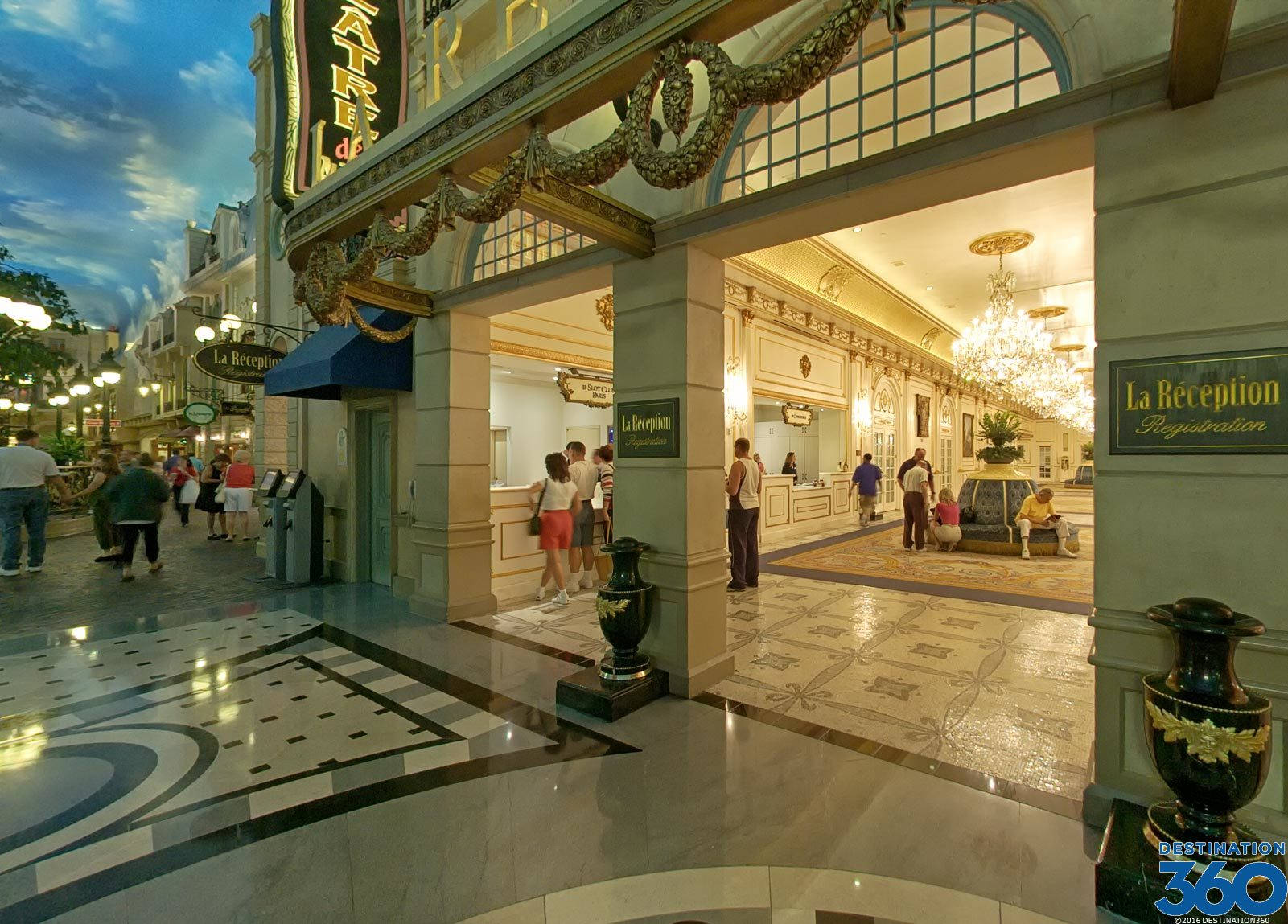 Casino 桌布 壁紙 — 宏偉酒店大廳，擁有華麗建築、吊燈，以及黃昏天空下在前台的客人。