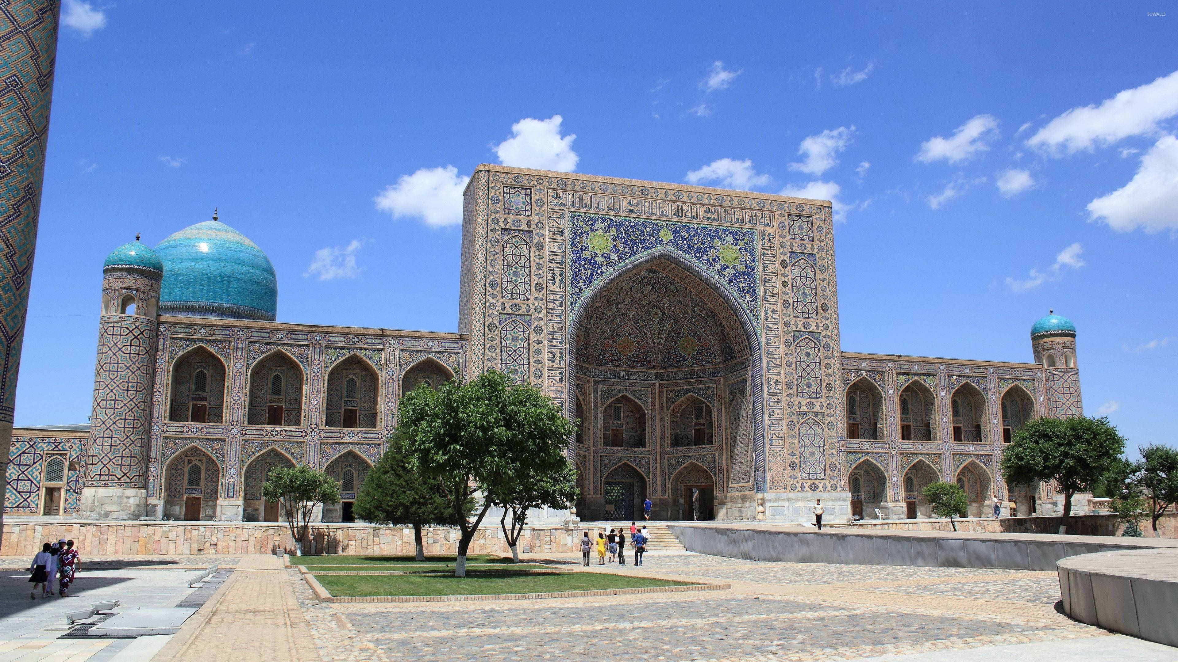 Uzbekistan 桌布 壁紙 — 宏大的伊斯蘭建築群，擁有綠松石圓頂和精緻瓷磚工藝，在明亮的藍天下熠熠生輝。