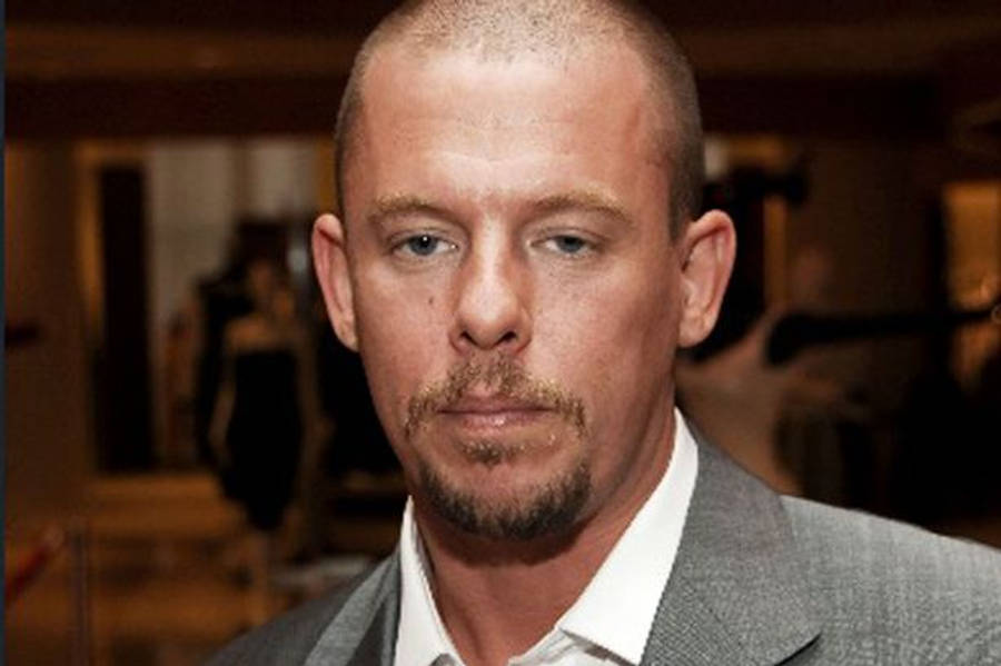 Celebrity 桌布 壁紙 — 室內光頭山羊鬍鬚男子身穿灰色西裝和白襯衫的特寫肖像。