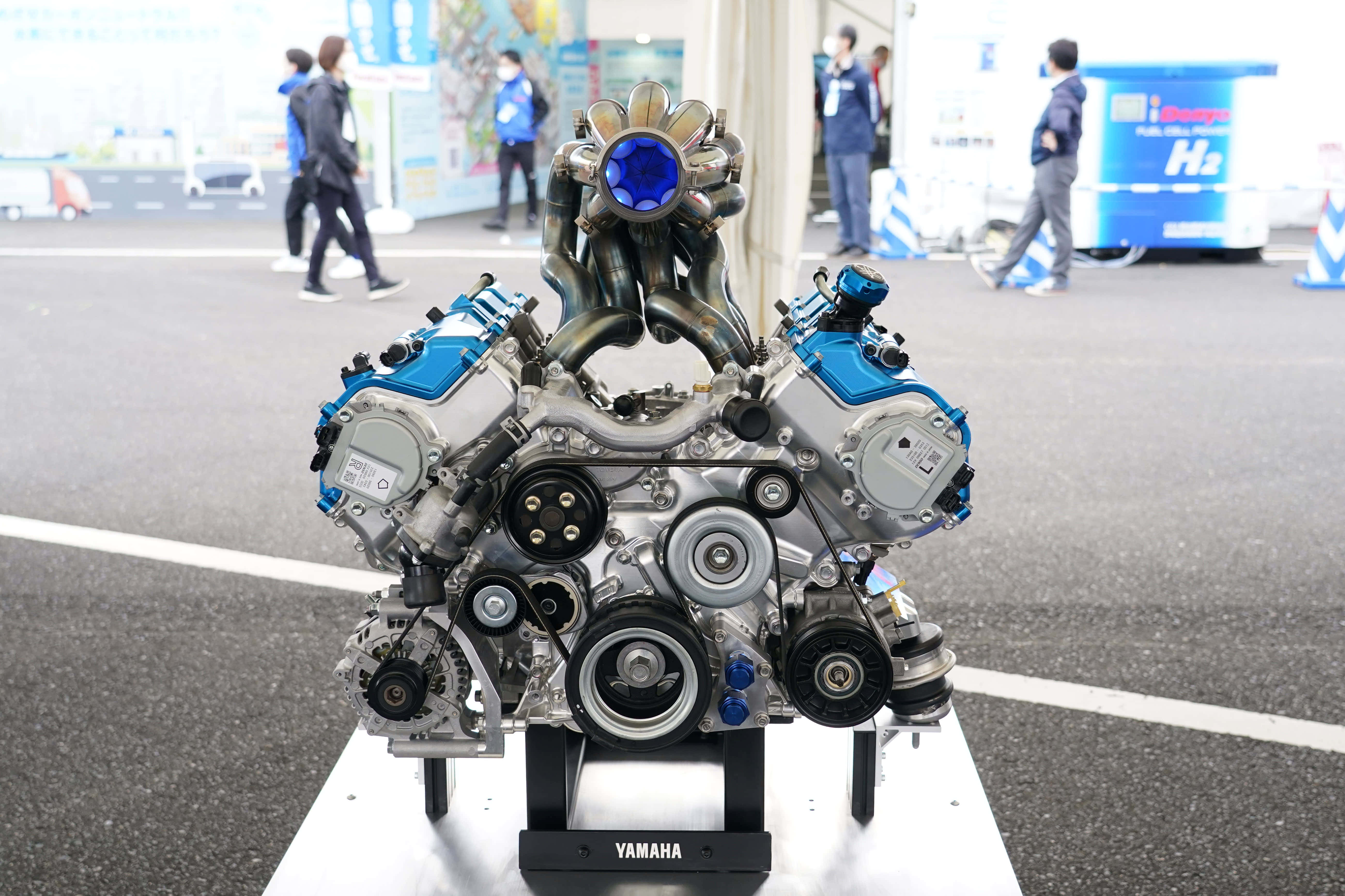 室內展示中的藍色引擎 壁紙