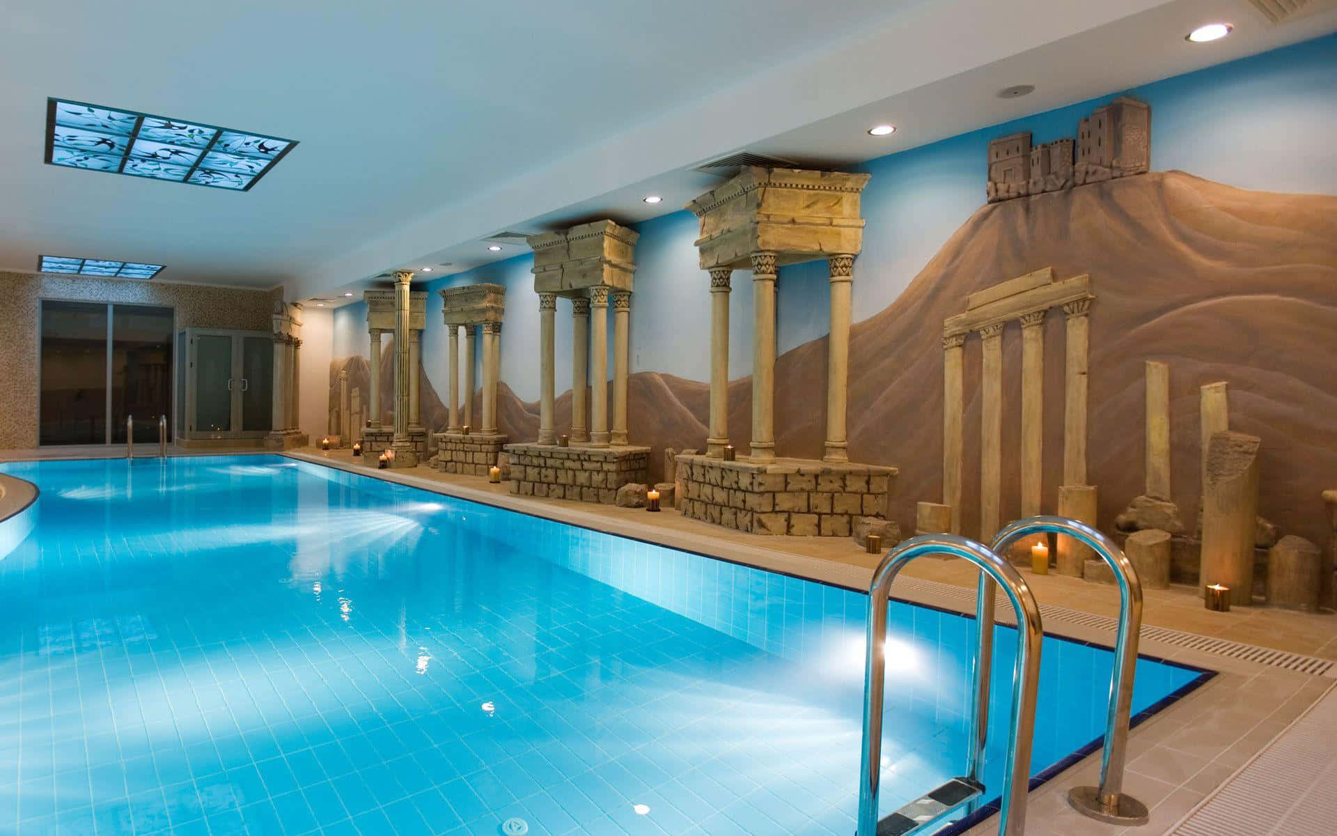 Swimming 桌布 壁紙 — 室內泳池，設有古羅馬柱和沙漠壁畫牆，上方有天窗。