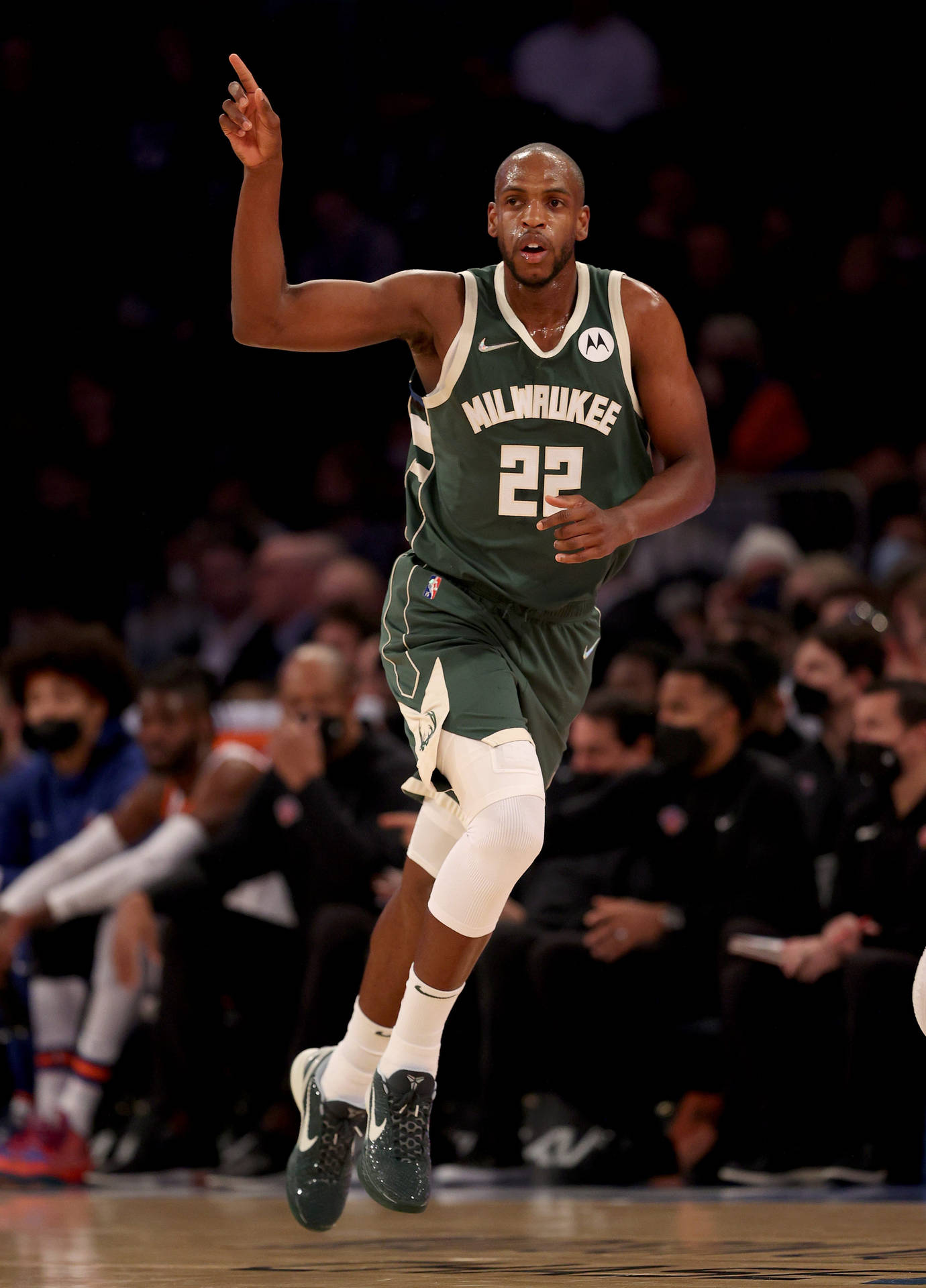 密爾瓦基公鹿隊22號球員在籃球比賽中跳起並指向。 — Michael B Jordan 壁紙