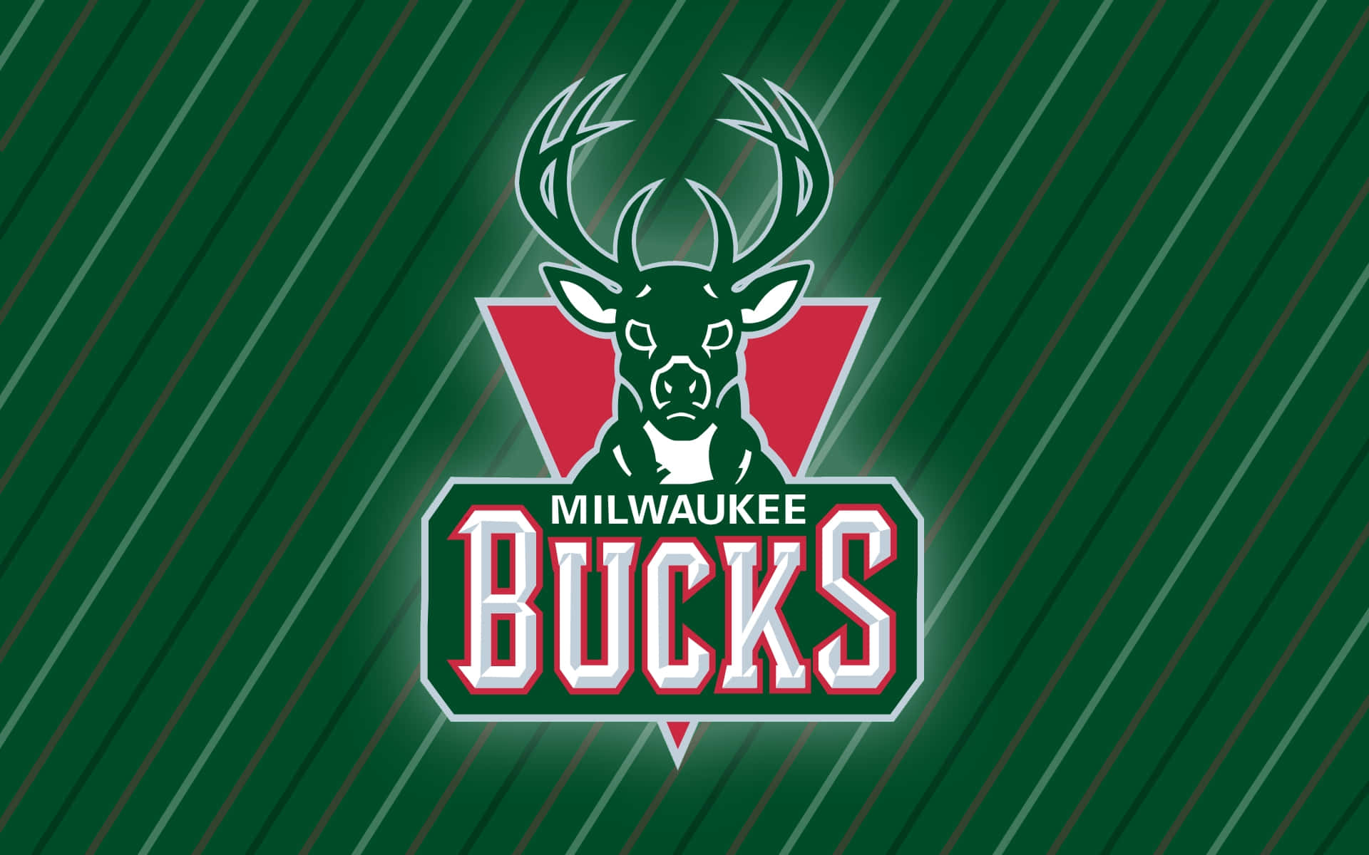 Milwaukee Bucks Logo 桌布 壁紙 — 密爾瓦基公鹿隊標誌，鹿頭和粗體文字居中在綠色斜紋背景上。