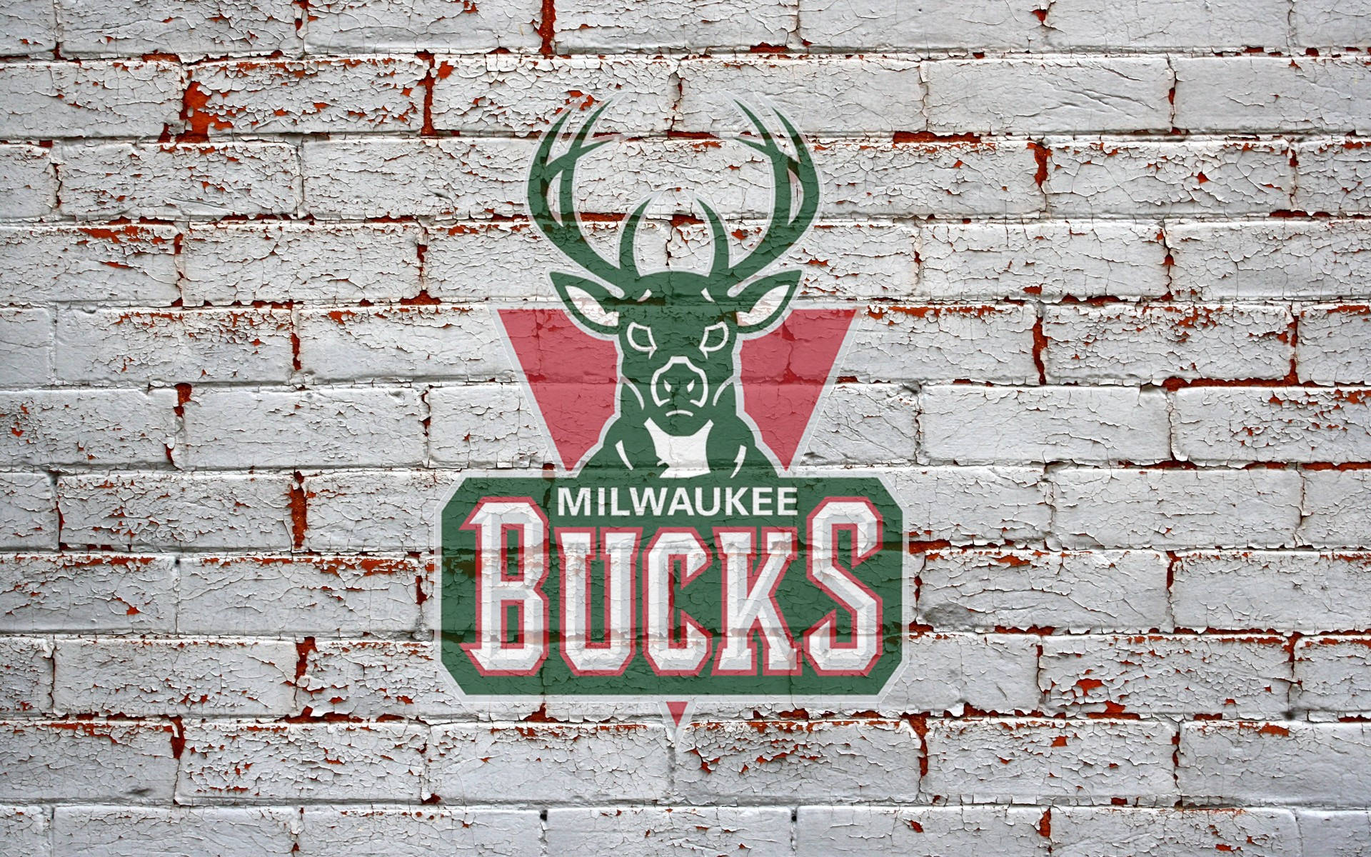 Bucks 桌布 壁紙 — 密爾瓦基公鹿隊標誌以綠色、紅色和白色塗在風化的磚牆上，油漆剝落。