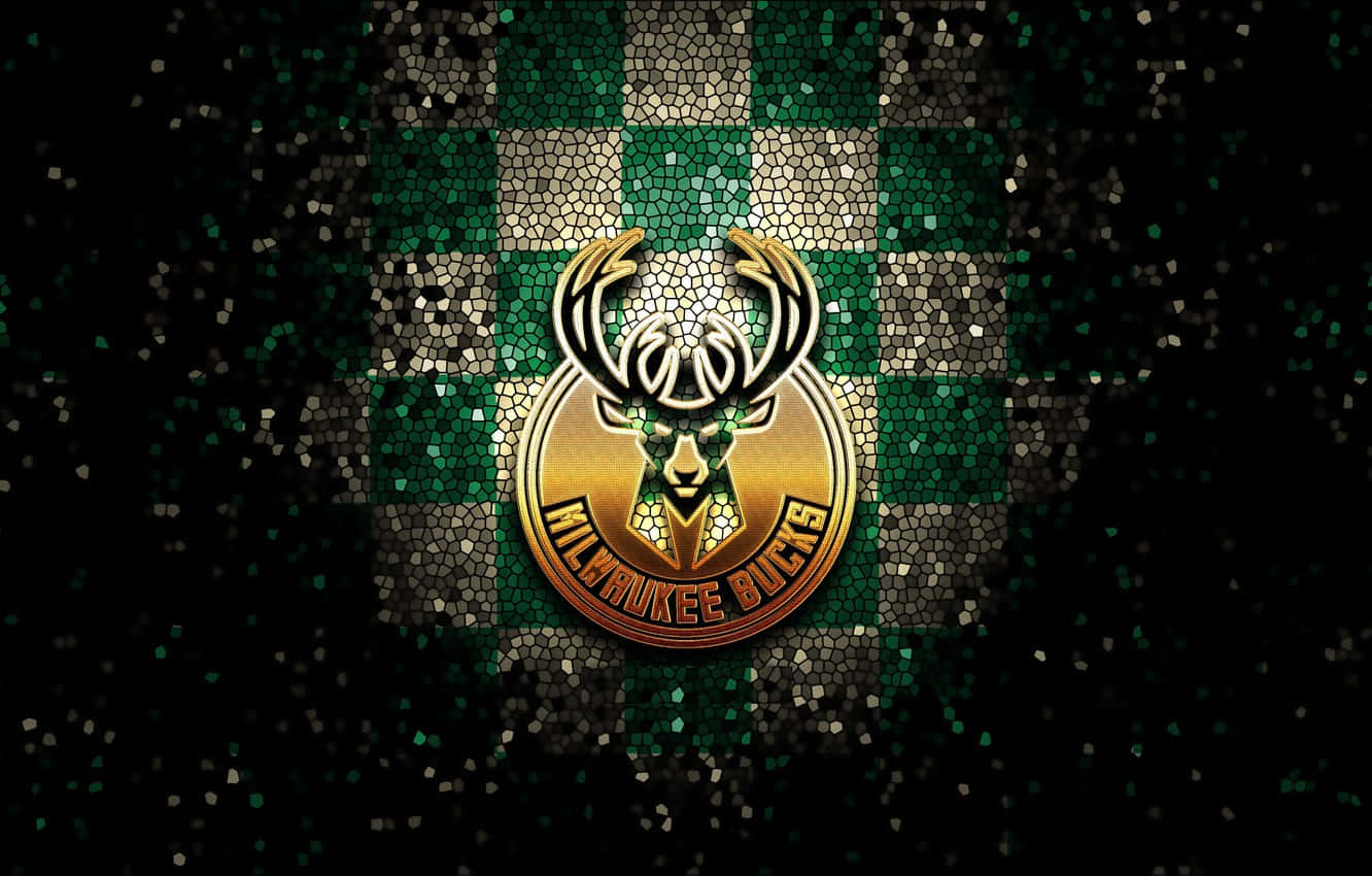 Milwaukee Bucks Logo 桌布 壁紙 — 密爾瓦基公鹿隊標誌在綠色和黑色馬賽克格子背景上閃耀金色光芒，帶有閃爍亮點。
