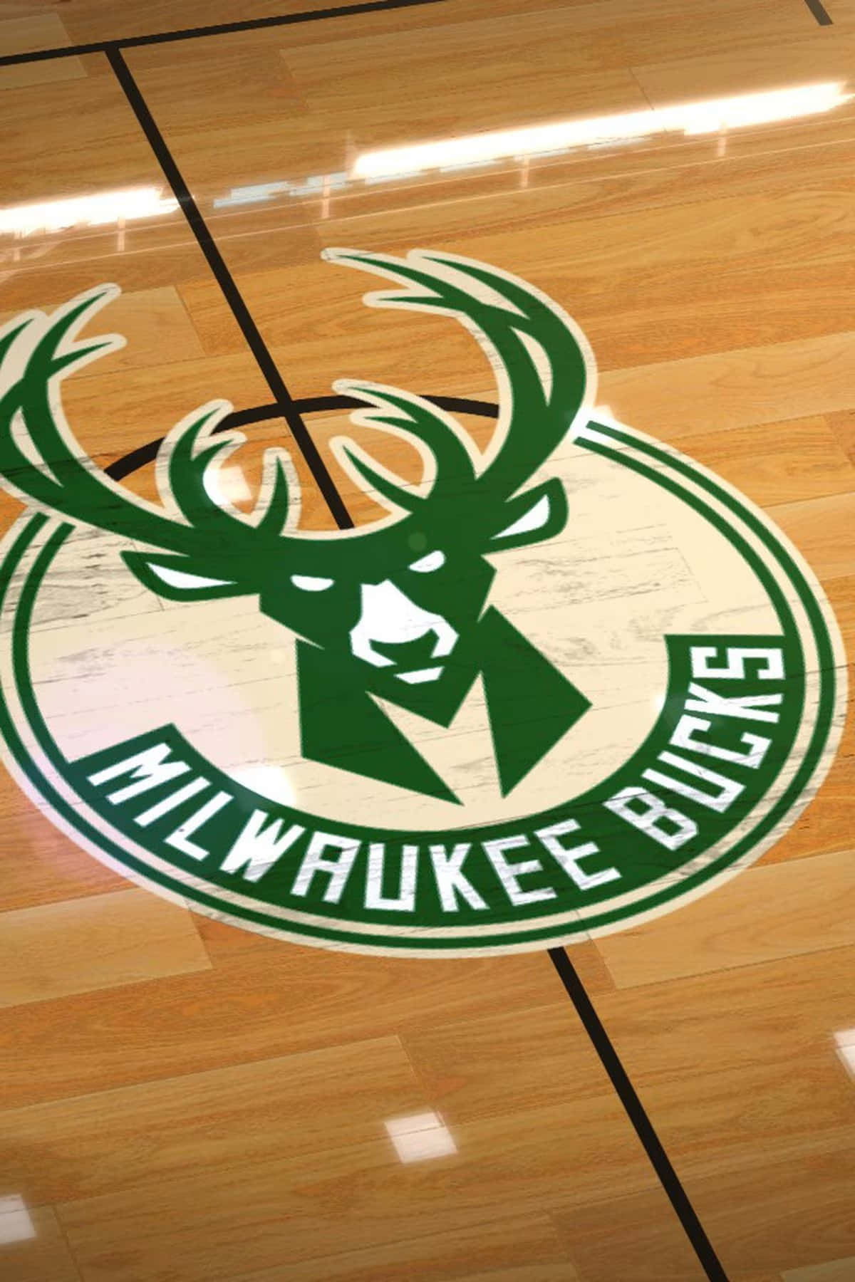 Bucks 桌布 壁紙 — 密爾瓦基公鹿隊標誌特寫，位於拋光木製籃球場中央，帶有黑色線條。