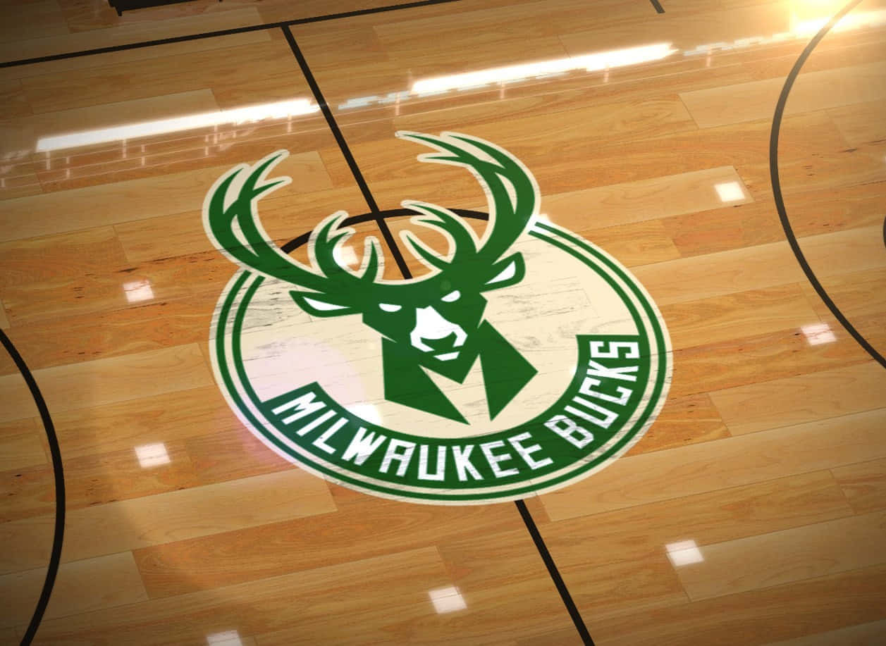 Milwaukee Bucks Logo 桌布 壁紙 — 密爾瓦基公鹿隊標誌特寫，位於拋光木製籃球場中央，上方燈光明亮。