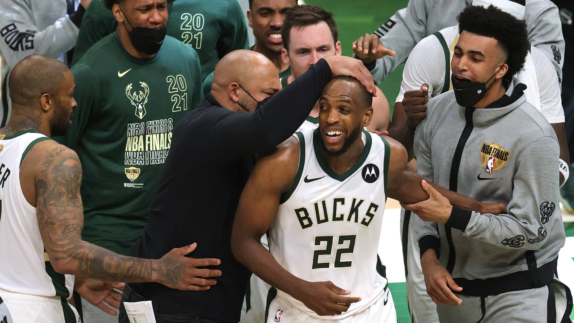 Khris Middleton 桌布 壁紙 — 密爾瓦基公鹿隊球員及工作人員在贏得2021年NBA總決賽後在球場上熱烈慶祝。