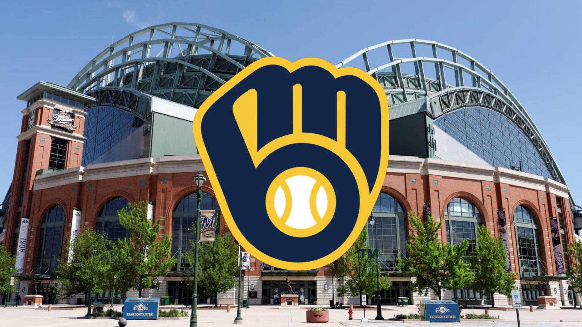 Brewers 桌布 壁紙 — 密爾瓦基釀酒人隊標誌覆蓋在美國家庭球場的外觀上，背景是晴朗的藍天。