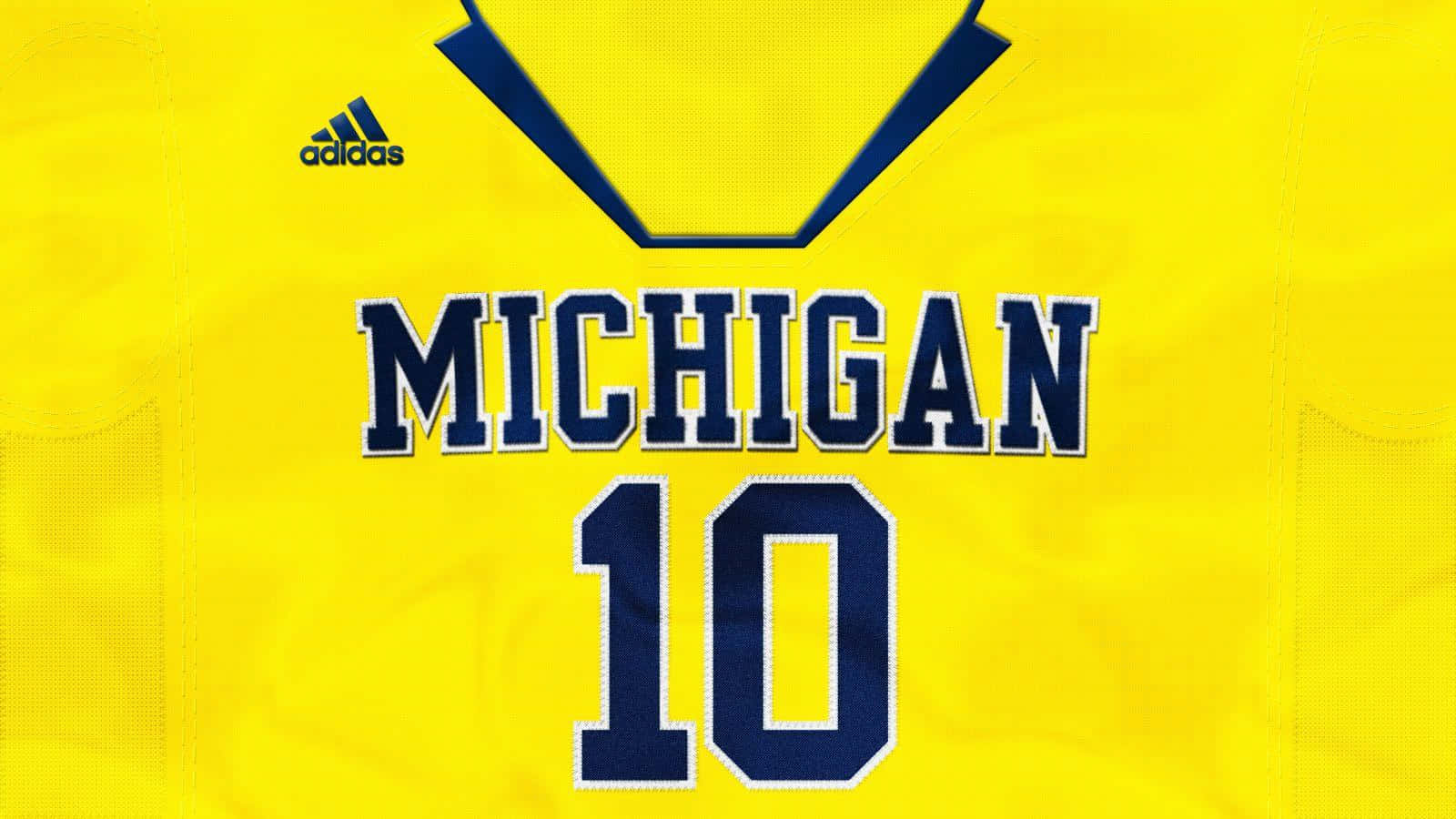 Michigan Football 桌布 壁紙 — 密西根大學鮮黃色美式足球球衣特寫，海軍藍色10號及Adidas標誌。
