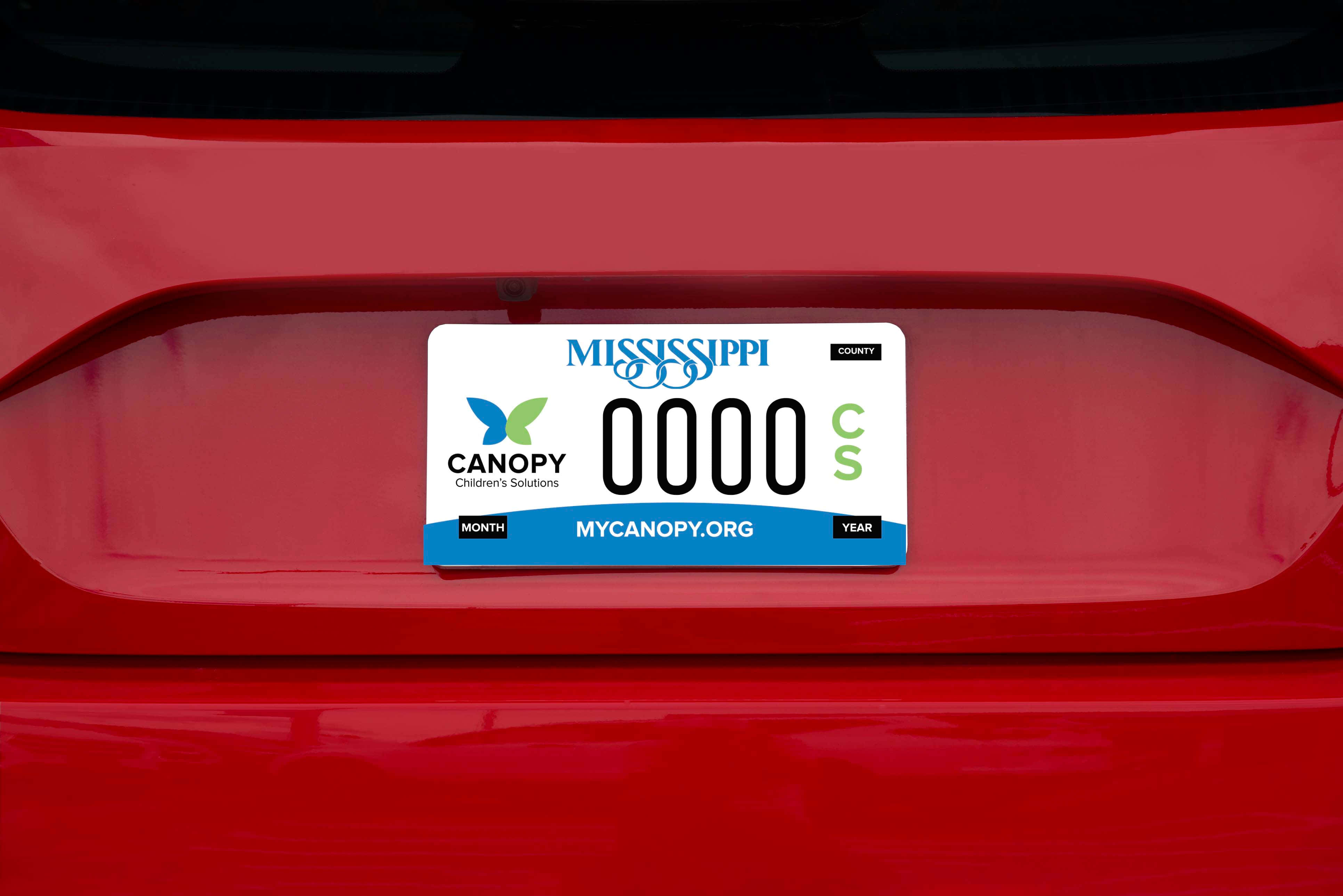 Car License Plate 桌布 壁紙 — 密西西比州車牌的特寫，車牌上寫著 0000 CS，安裝在光亮的紅色汽車後車廂上。