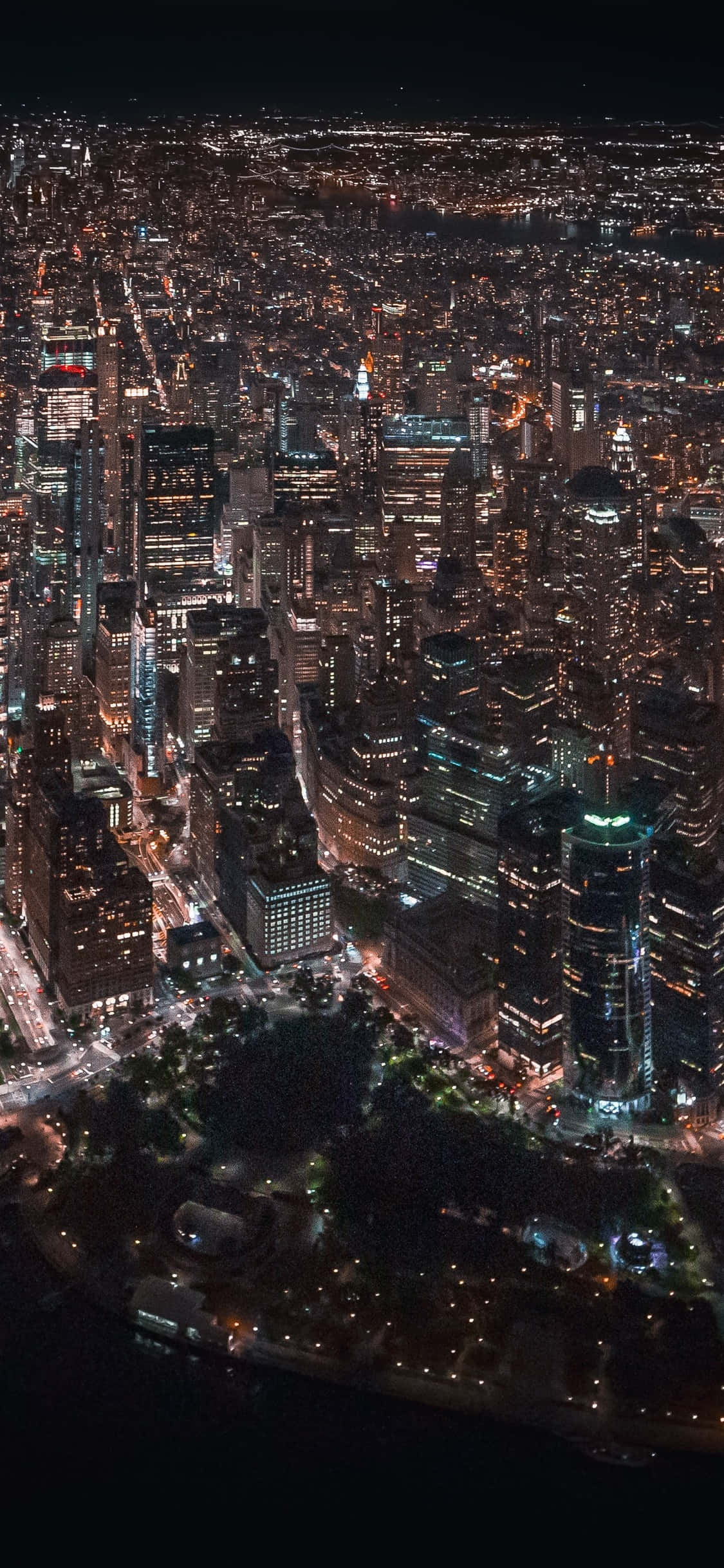 New York 桌布 壁紙 — 密集城市夜景鳥瞰圖，閃爍的摩天大樓和明亮的街道。