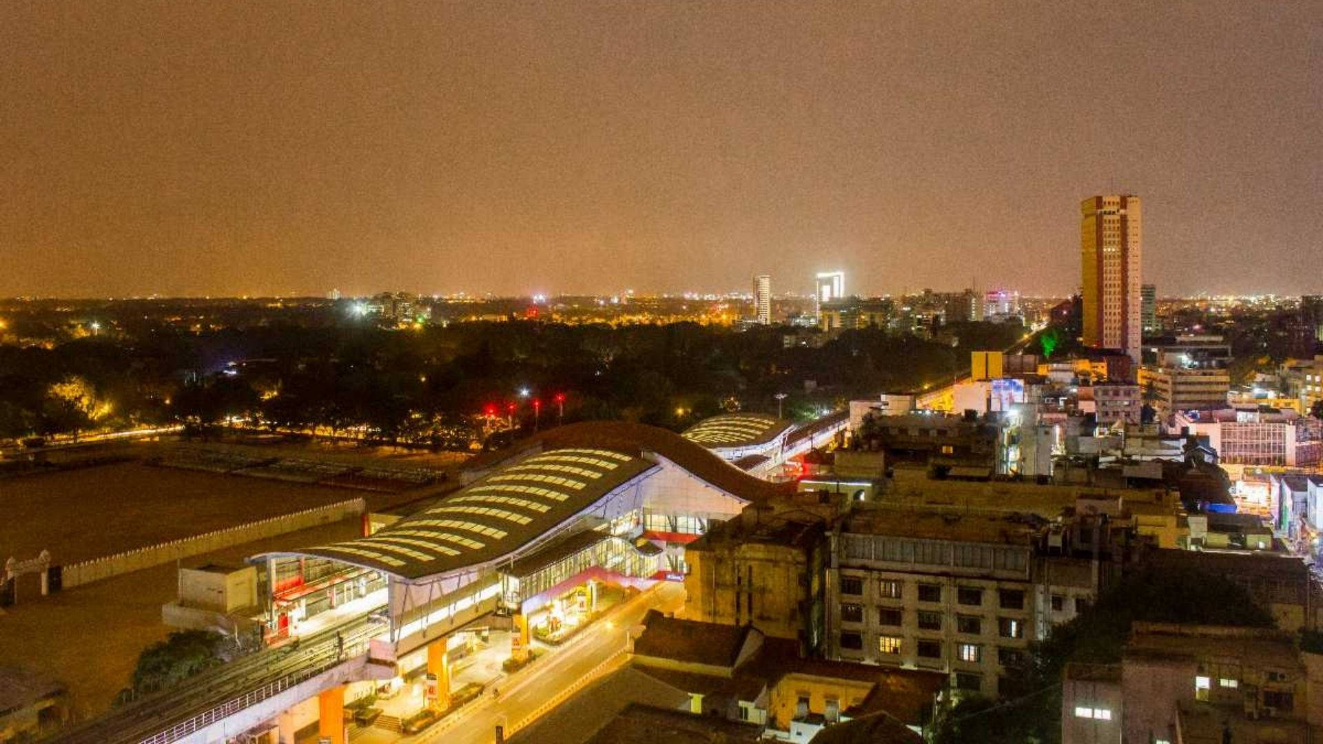 Bangalore 桌布 壁紙 — 密集城市建築中，繁忙的城市交通站在人造燈光下閃爍的空中夜景。