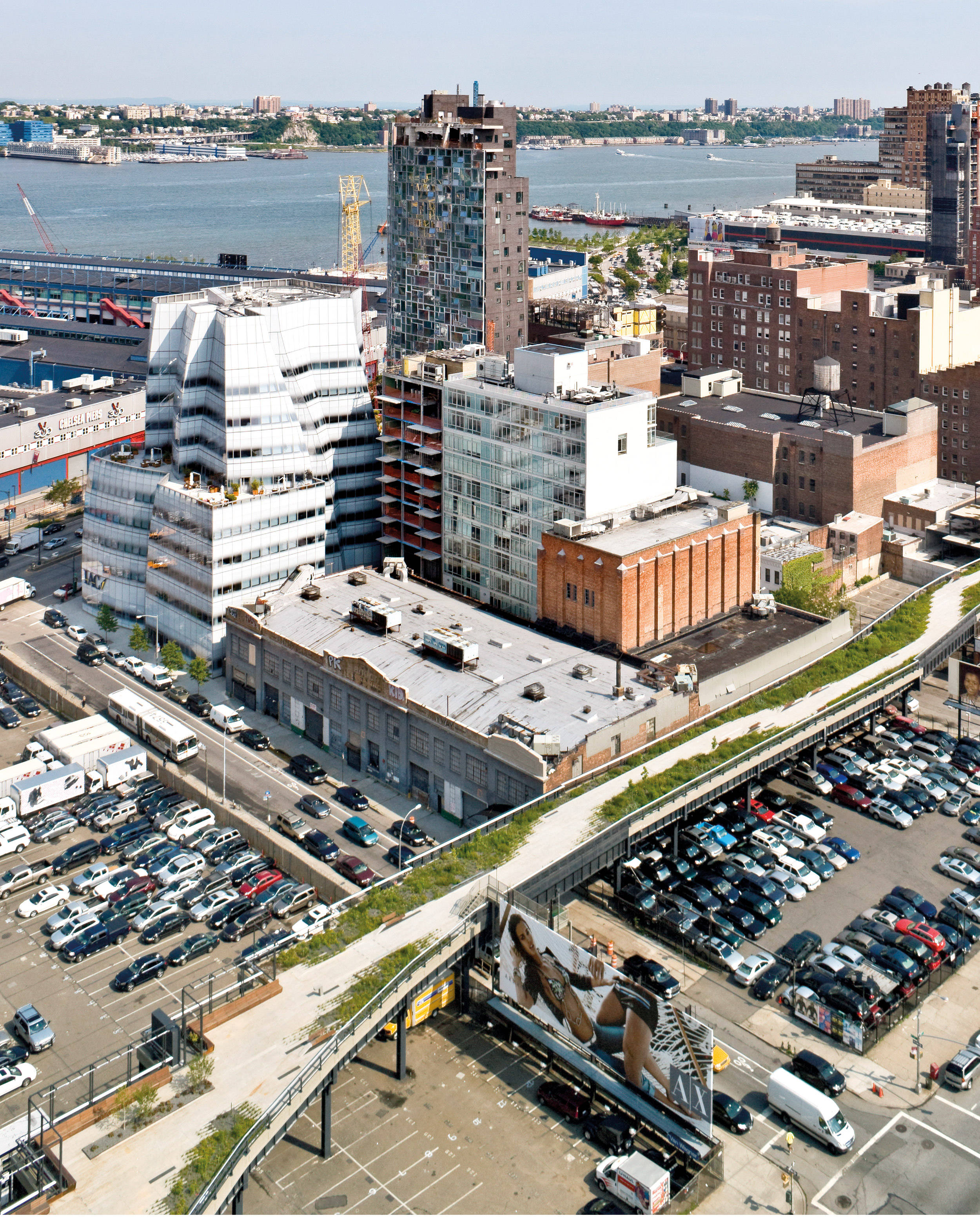 New York 桌布 壁紙 — 密集城市海濱的鳥瞰圖，有現代和舊建築、停車場以及背景中的河流。