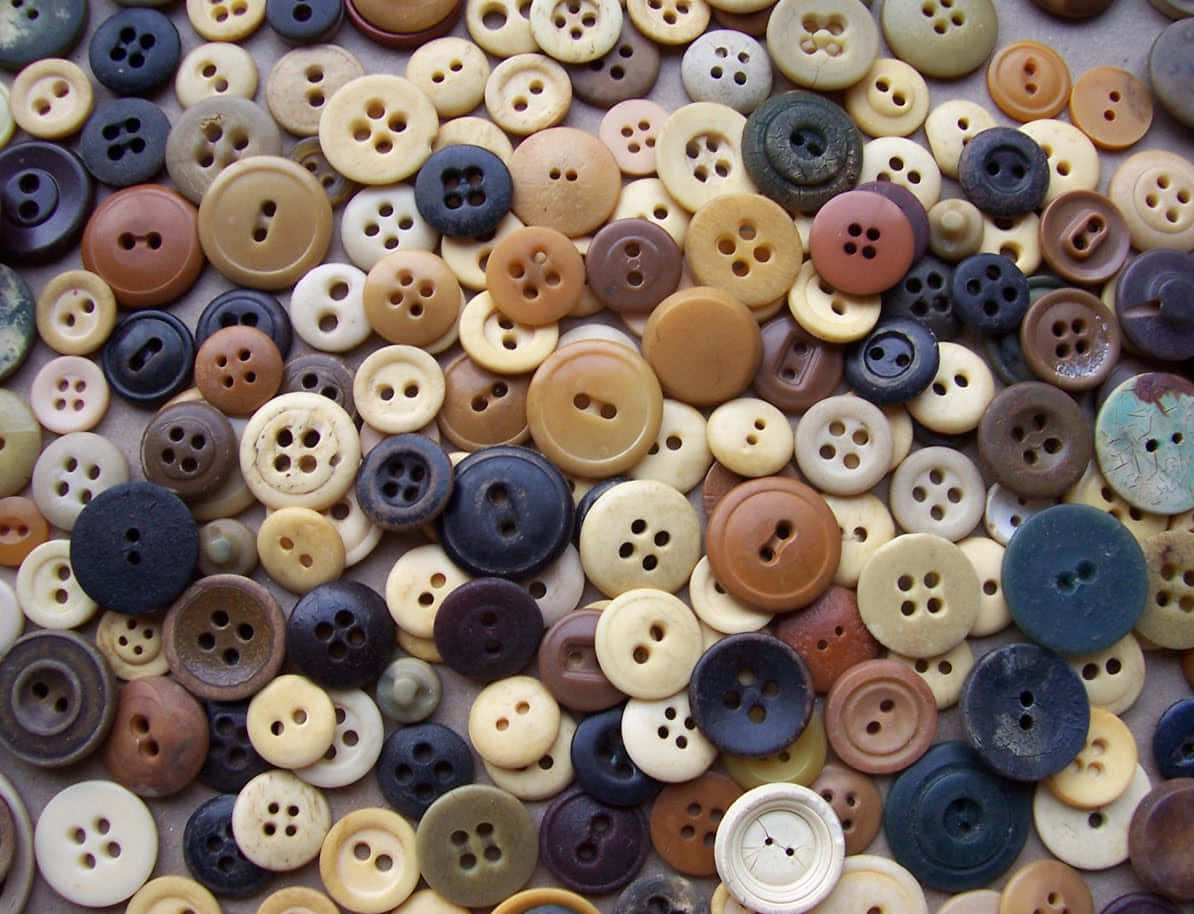 Buttons 桌布 壁紙 — 密集散落的復古鈕扣收藏，色調大地色，孔數各異。