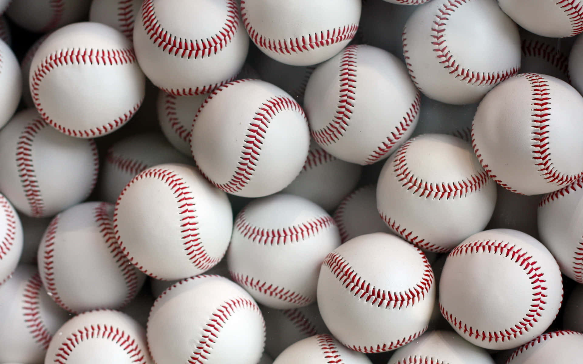 Awesome Baseball 桌布 壁紙 — 密集特寫白色棒球，紅色縫線，柔焦堆疊。