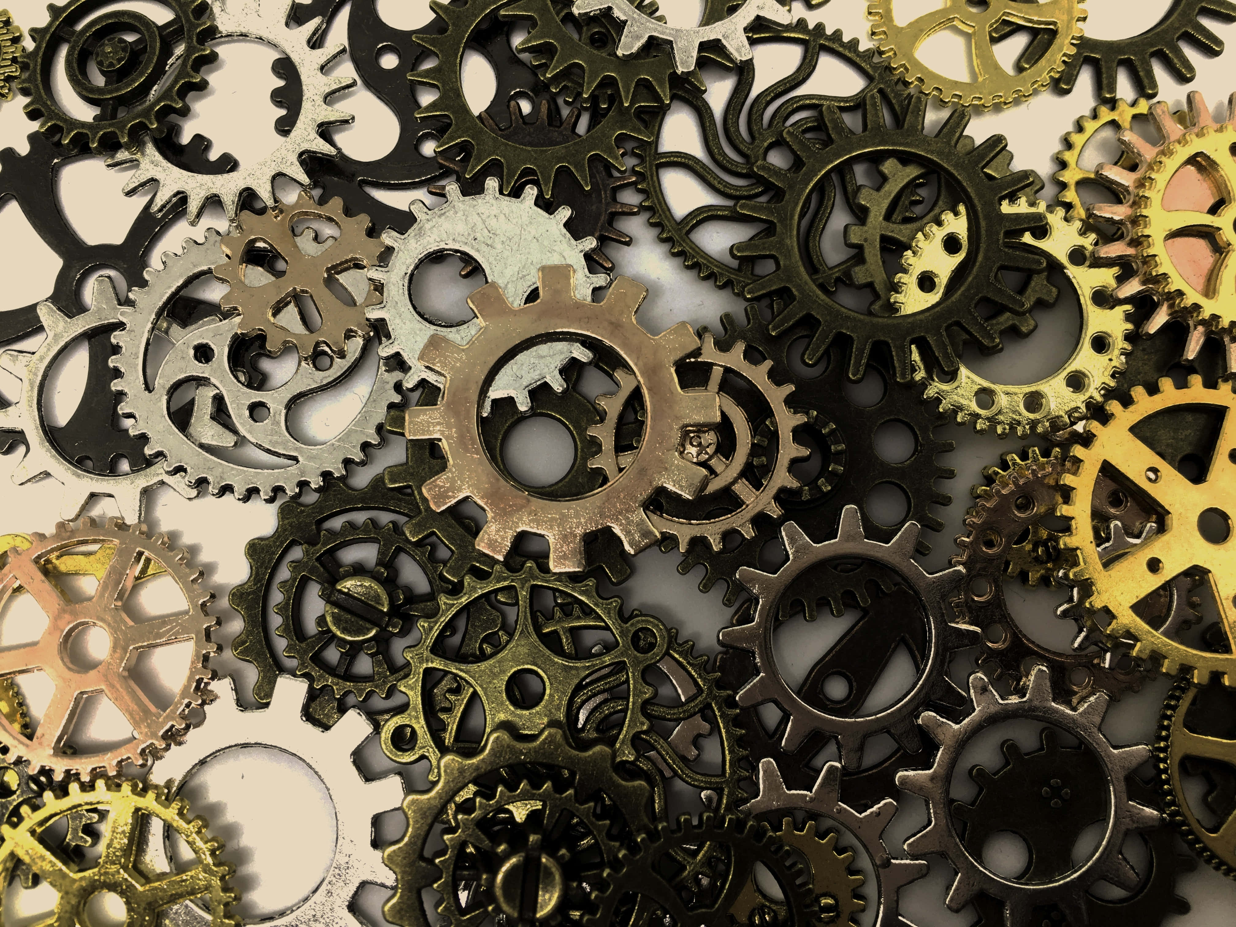 Mechanical Engineering 桌布 壁紙 — 密集特寫鏡頭，展示復古黃銅和鋼製齒輪重疊的複雜機械細節。