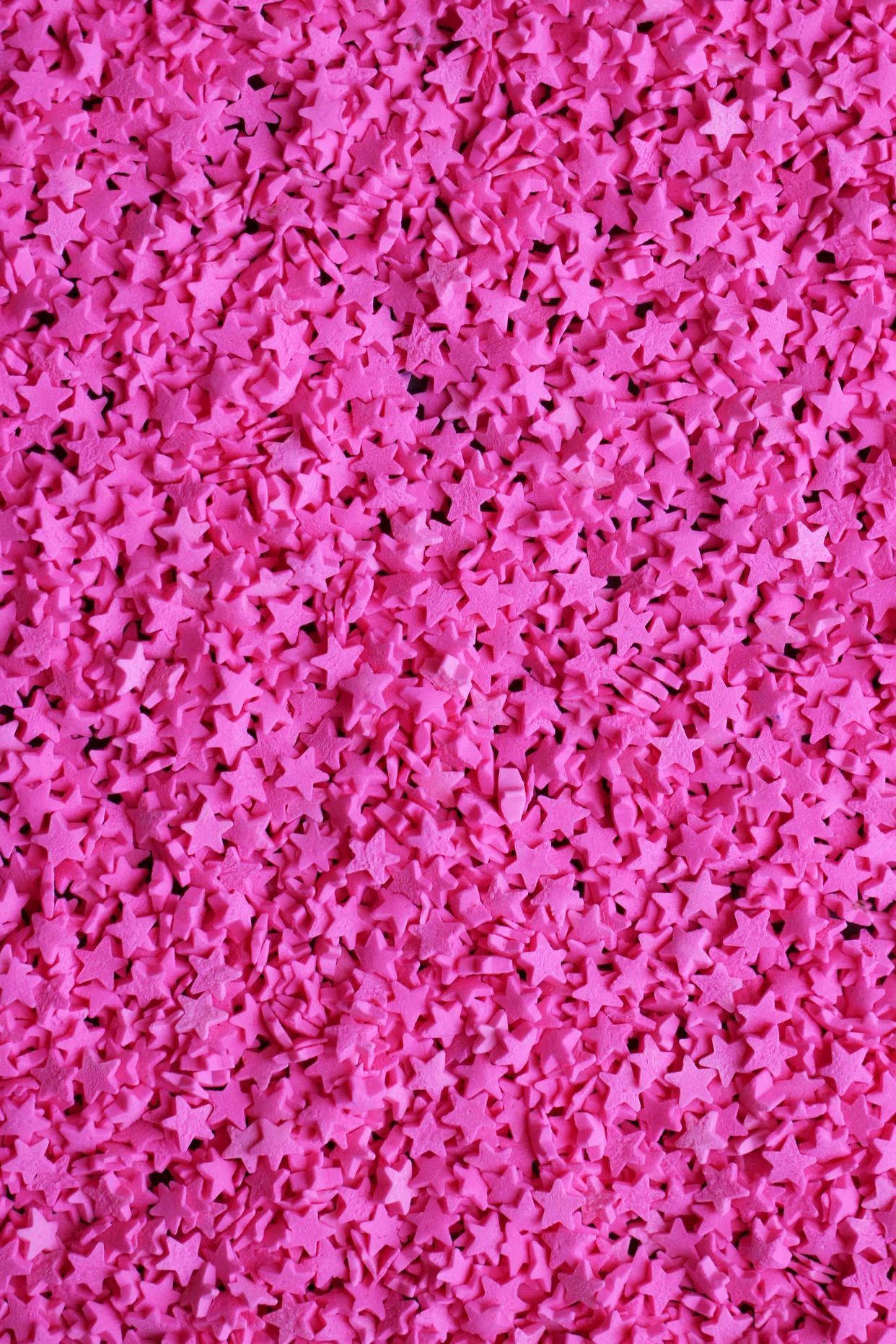 Hot Pink Aesthetic 桌布 壁紙 — 密集的亮粉紅色星形紙屑創造了一個閃爍的紋理表面。