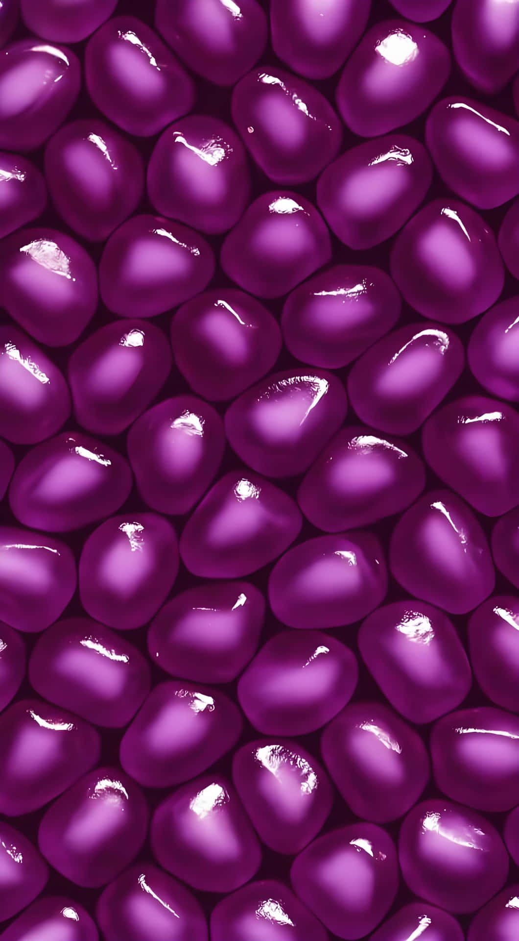 Glossy Purple Pebble Wallpaper 壁紙 — 密集的光澤紫色珠子，帶有明亮的白色高光，反射光線。