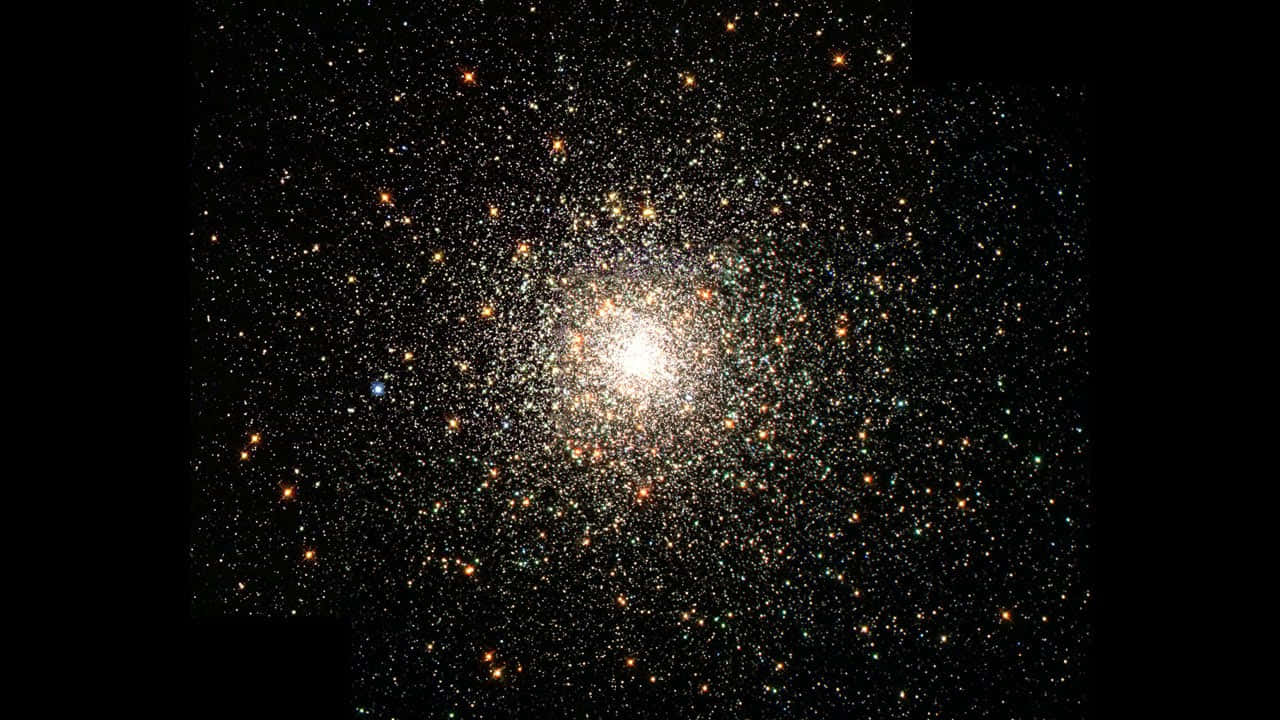 Star Cluster 桌布 壁紙 — 密集的星團在深邃的太空黑暗中散發出耀眼的光芒。