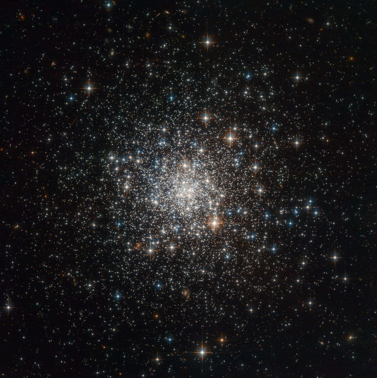 Star Cluster 桌布 壁紙 — 密集的星團在深邃的太空黑暗中散發出光芒，伴隨著零星的藍色和橙色星點。