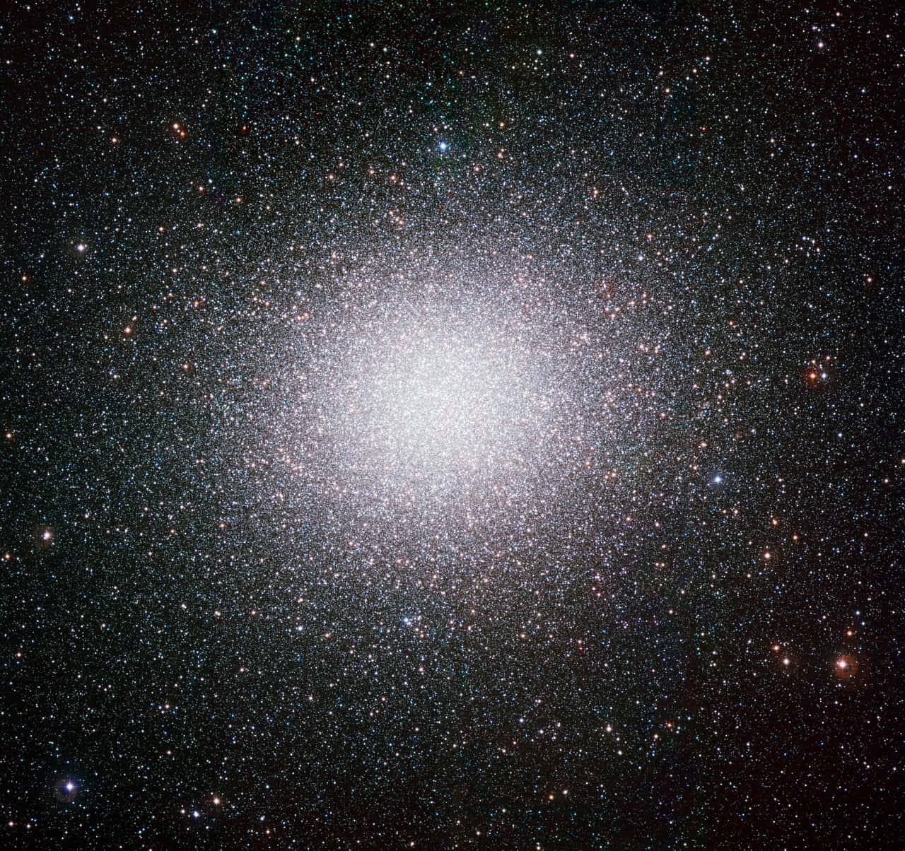 Star Cluster 桌布 壁紙 — 密集的星團從明亮的核心向黑暗的宇宙背景輻射。