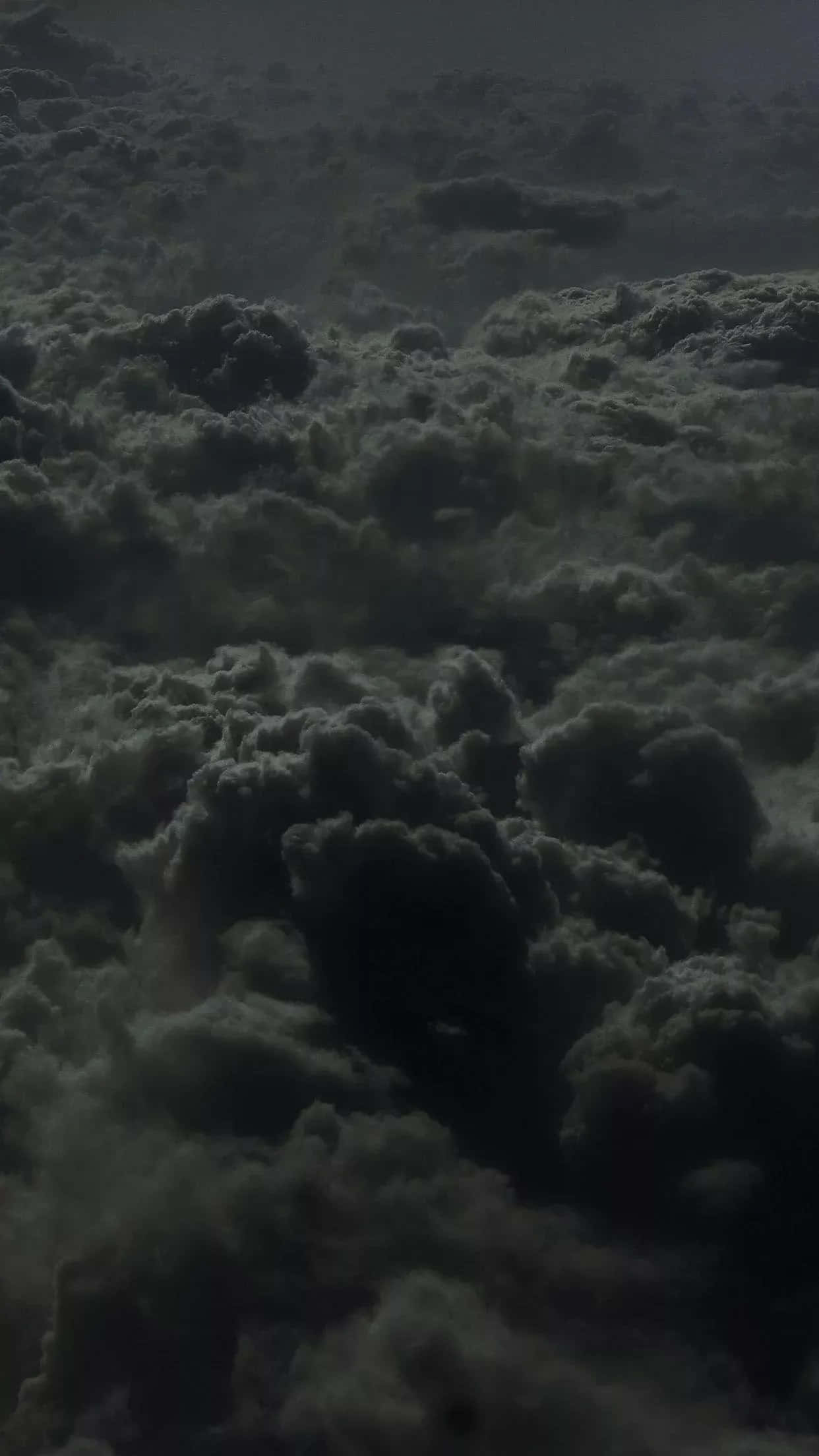 Black And White Cloud 桌布 壁紙 — 密集的深綠色雲在陰沉大氣風暴中旋轉的航拍圖。