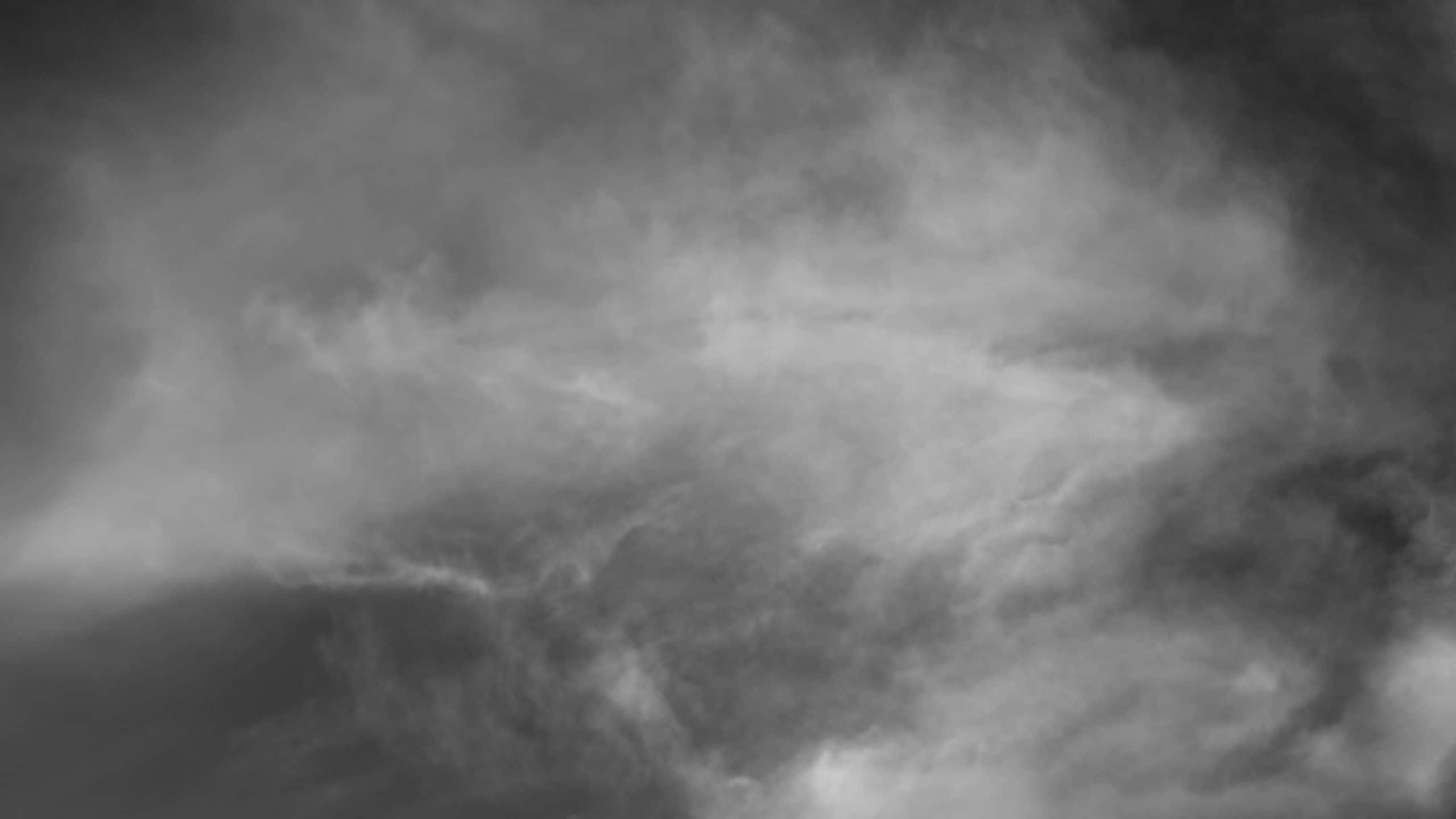 Black And White Sky 桌布 壁紙 — 密集的漩渦狀雲層以單色調營造出戲劇性且陰鬱的大氣天空紋理。