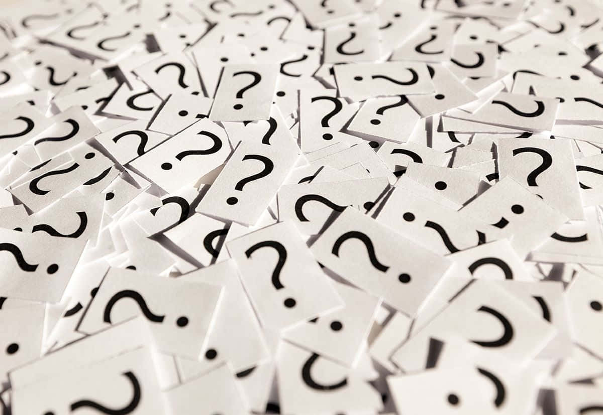 Question 桌布 壁紙 — 密集的白色卡片，每張都印有粗體黑色問號，形成一片不確定的海洋。