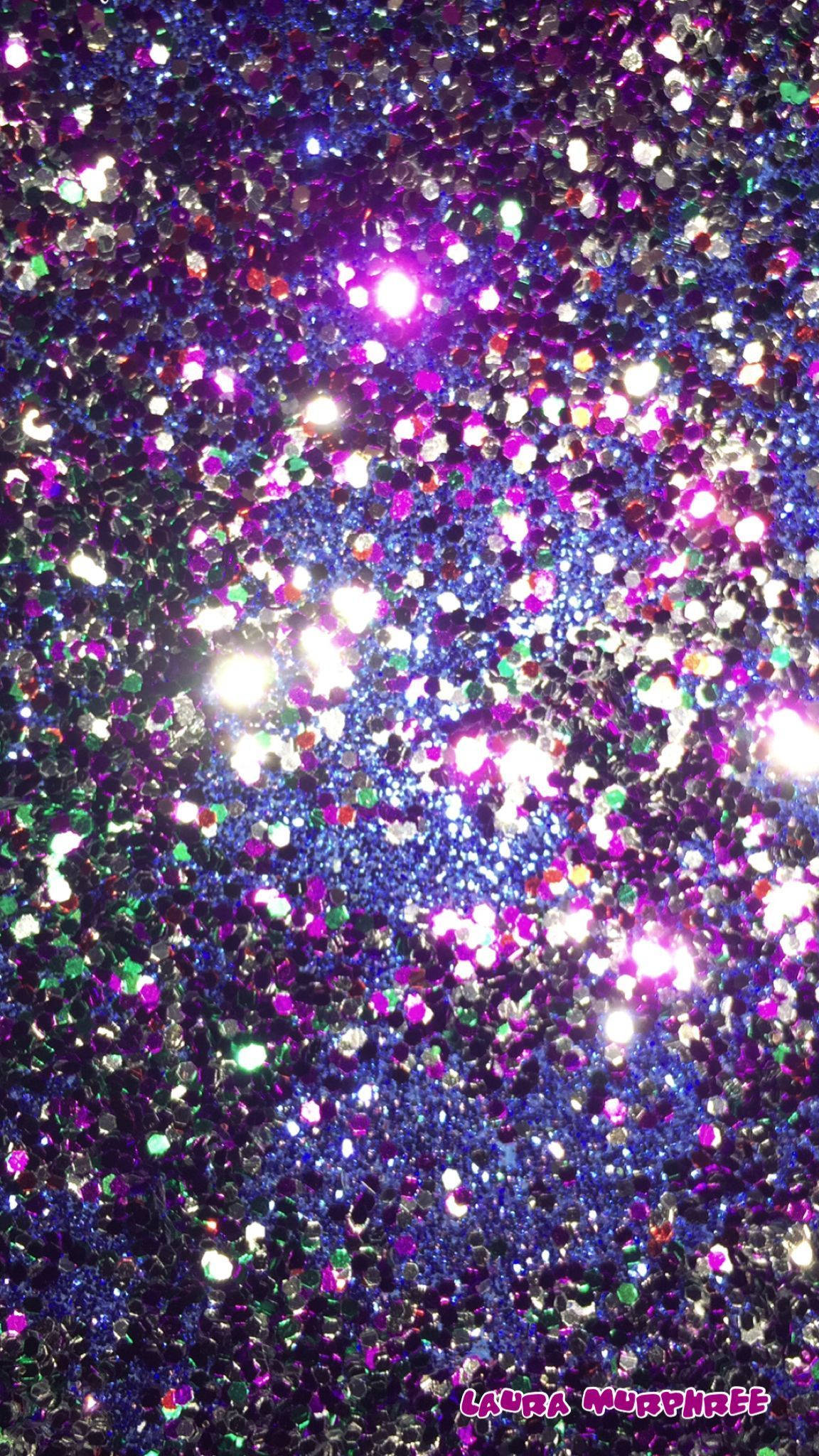 Sparkly 桌布 壁紙 — 密集的紫色、粉紅色和藍色亮粉粒子捕捉明亮光線的耀眼近距離特寫。