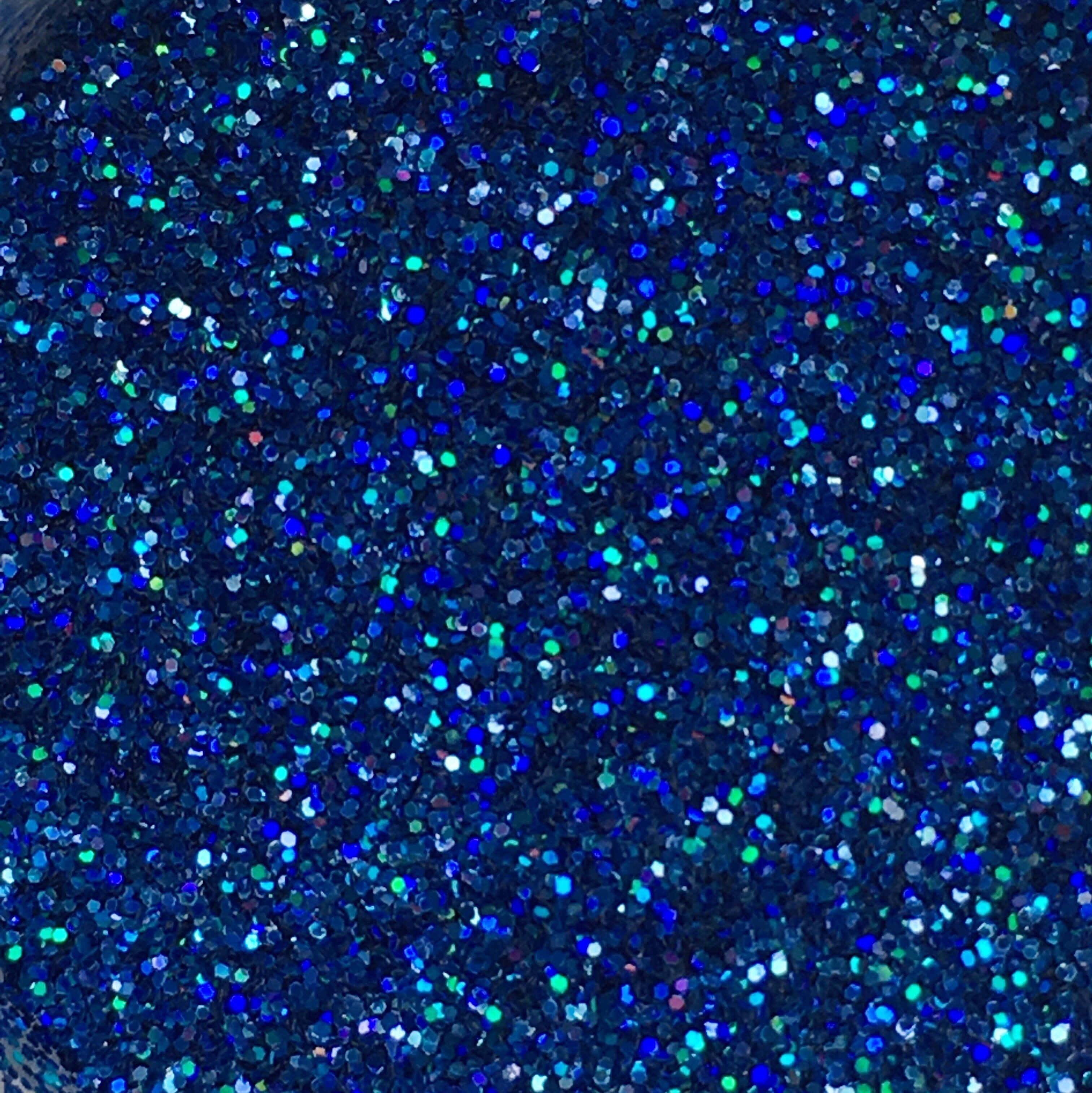 Sapphire Blue 桌布 壁紙 — 密集的閃爍藍色和藍綠色亮粉粒子，在光線下形成閃閃發光的瀑布效果。