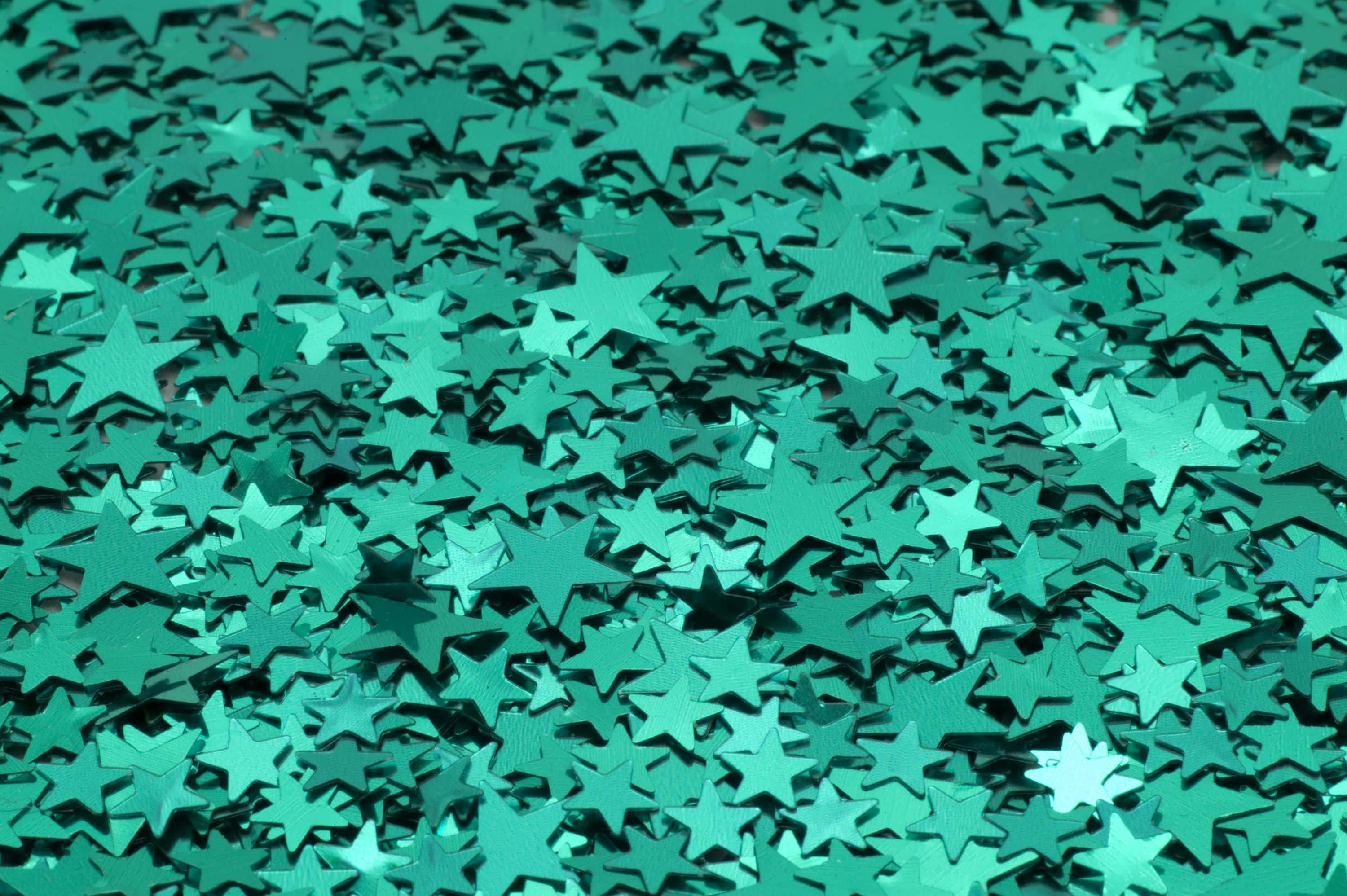 Teal Glitter 桌布 壁紙 — 密集的青色星形五彩紙屑營造出閃爍的節日質感，帶有微妙的顏色變化。