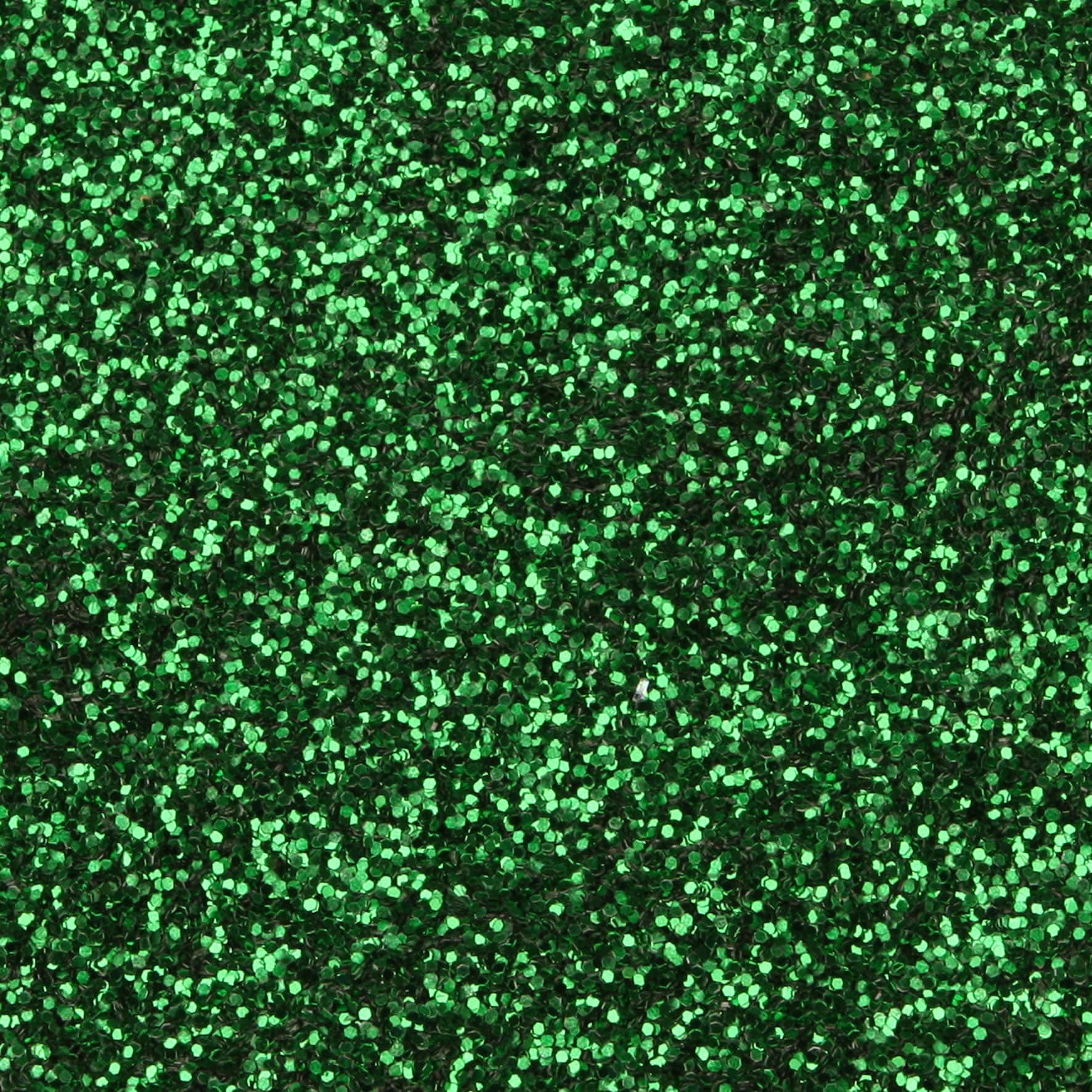 Green Glitter 桌布 壁紙 — 密集的鮮綠色亮粉顆粒，捕捉光線形成閃爍質感。