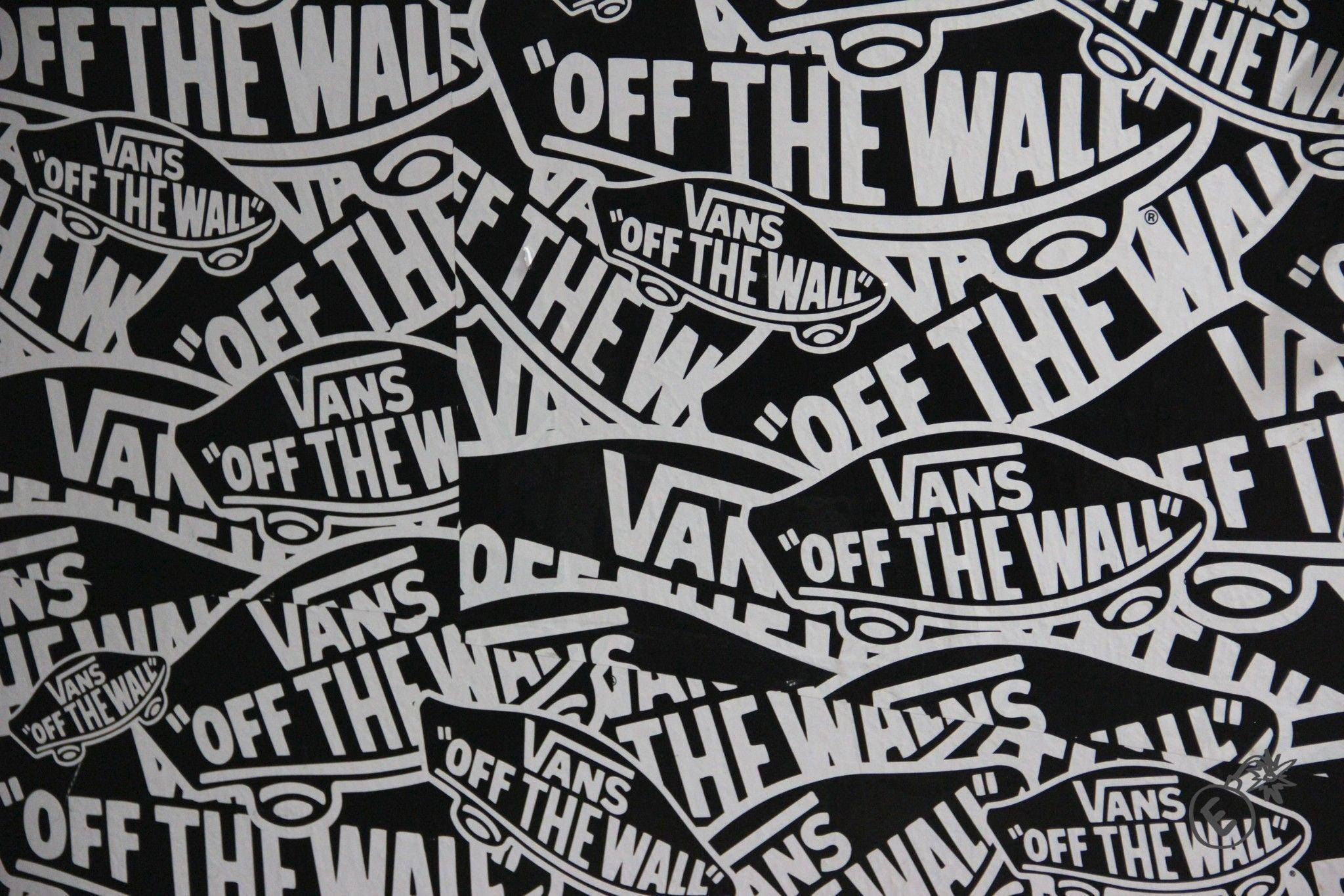 Vans 桌布 壁紙 — 密集的黑白圖案，由不同方向的Vans 'Off The Wall'標誌重疊而成。