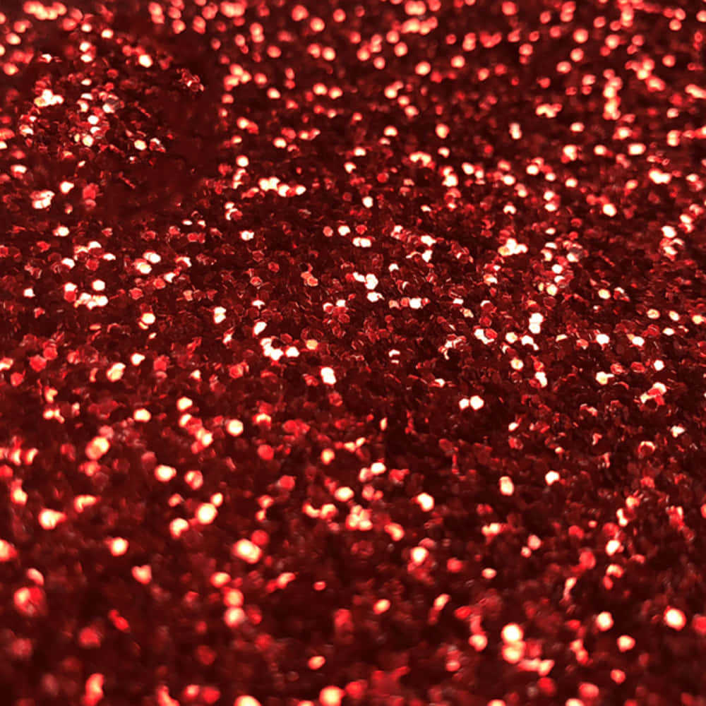 Red Cute Aesthetic 桌布 壁紙 — 密集紅色閃粉的近距離特寫，帶有捕捉光線的閃爍亮點。