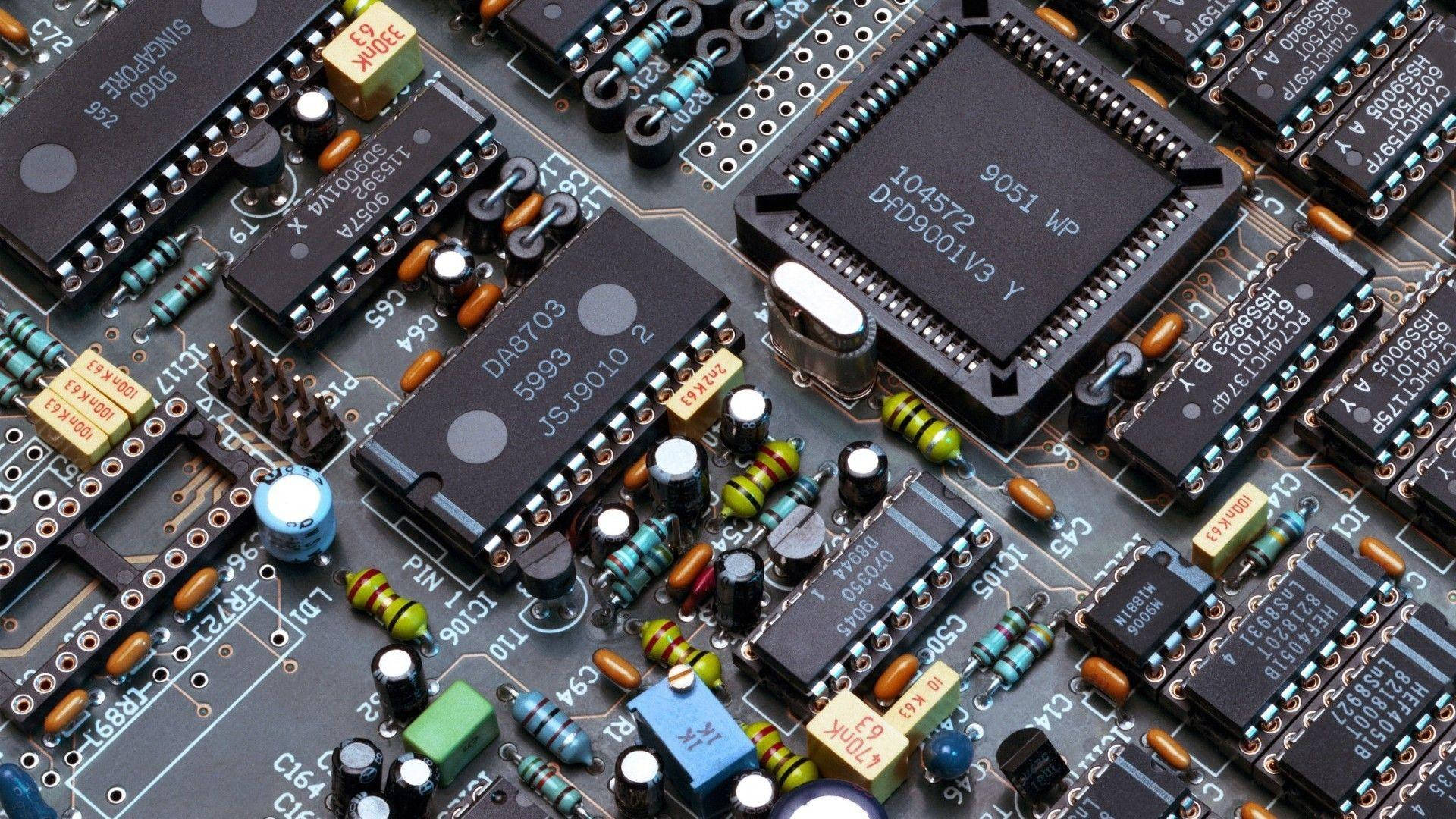 Motherboard 桌布 壁紙 — 密集電路板的特寫，帶有彩色電阻和黑色集成電路。