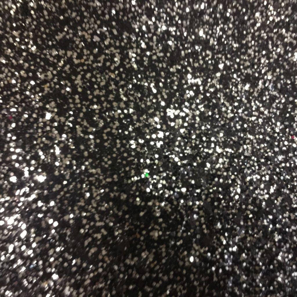 閃爍 桌布 壁紙 — 密集黑色亮粉的特寫，散落的銀色和白色閃光捕捉光線。