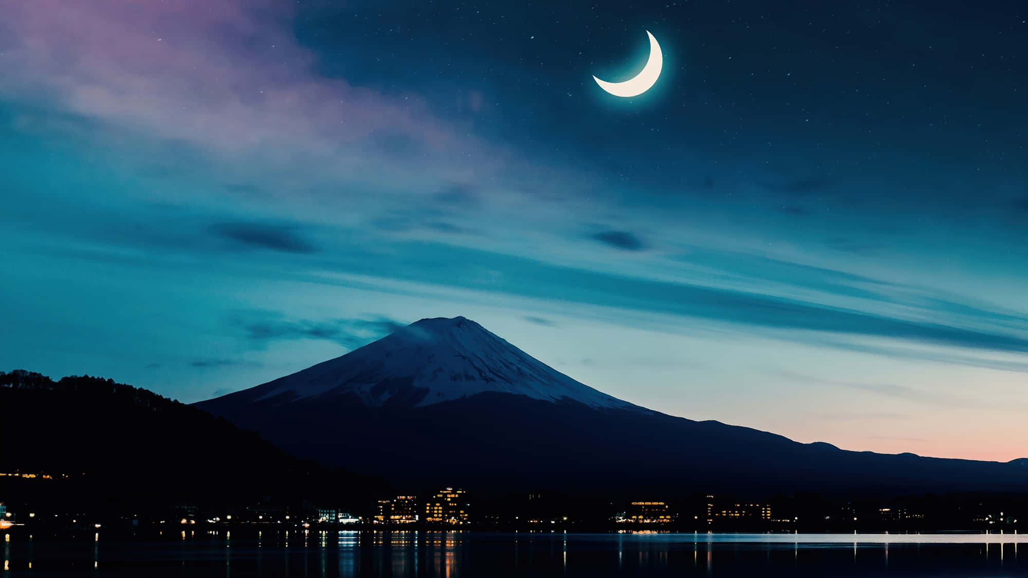 Mt Fuji 桌布 壁紙 — 富士山在彎月下寧靜的夜景，星空閃爍，城鎮燈光倒映在平靜的水面上。
