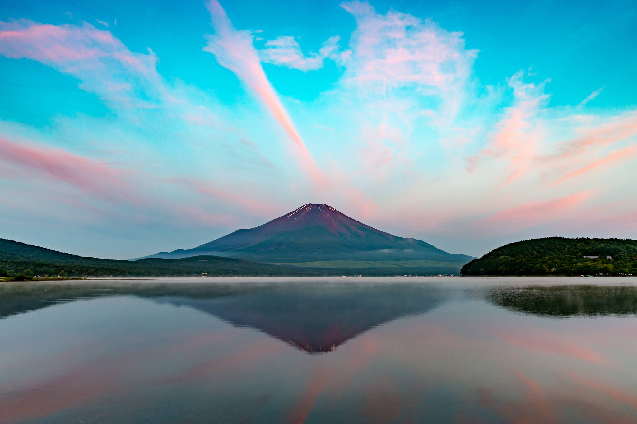 富士山 桌布 壁紙 — 富士山在粉紅色和藍色日落雲彩的天空下，完美地倒映在平靜的水面上。