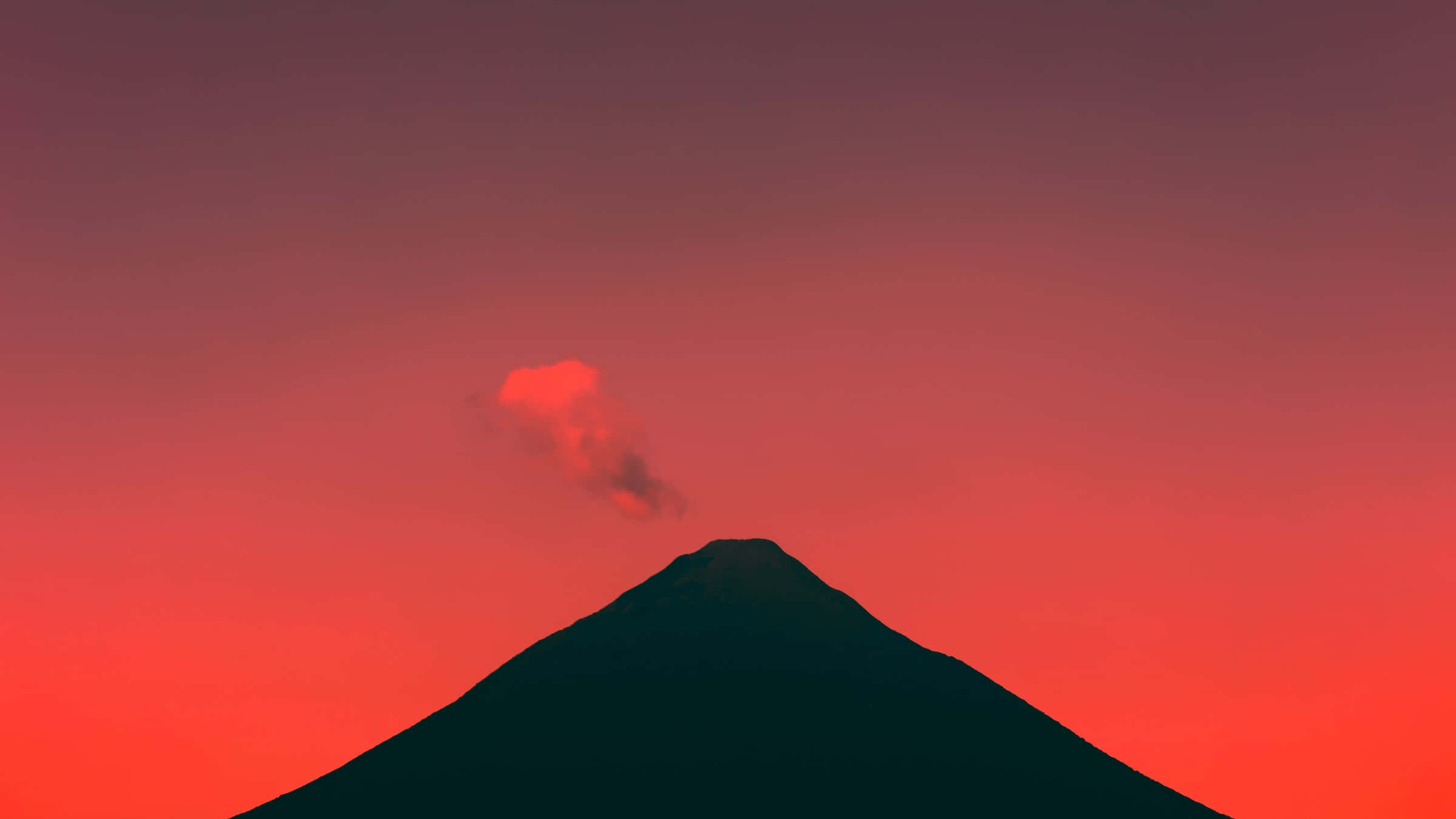 Red Sunset 桌布 壁紙 — 富士山的剪影，背景是火紅的日落天空，山頂上方漂浮著發光的雲彩。