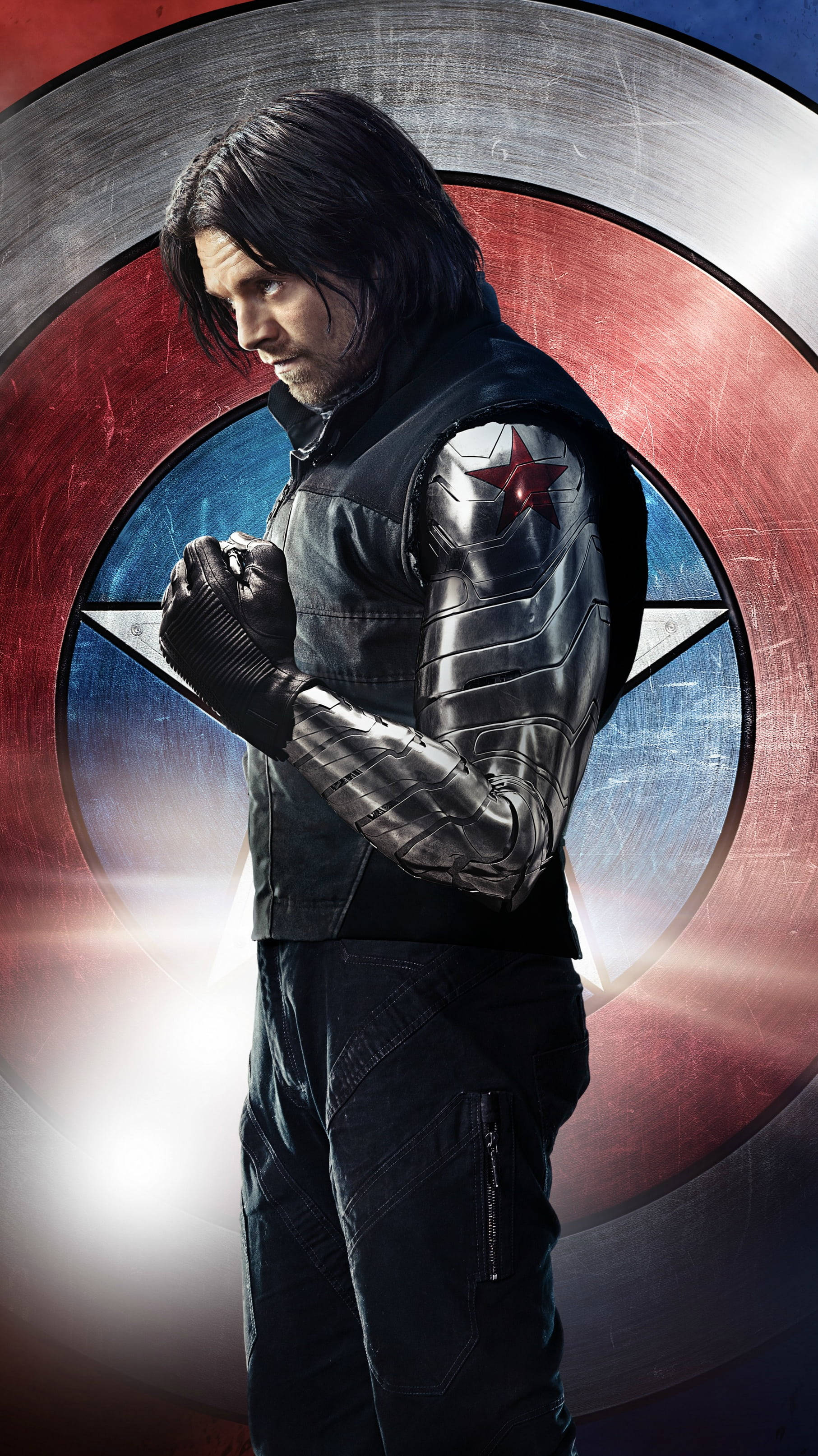 Winter Soldier 桌布 壁紙 — 寒冬戰士以英雄姿態站立，標誌性的金屬手臂映襯著發光的美國隊長盾牌背景。