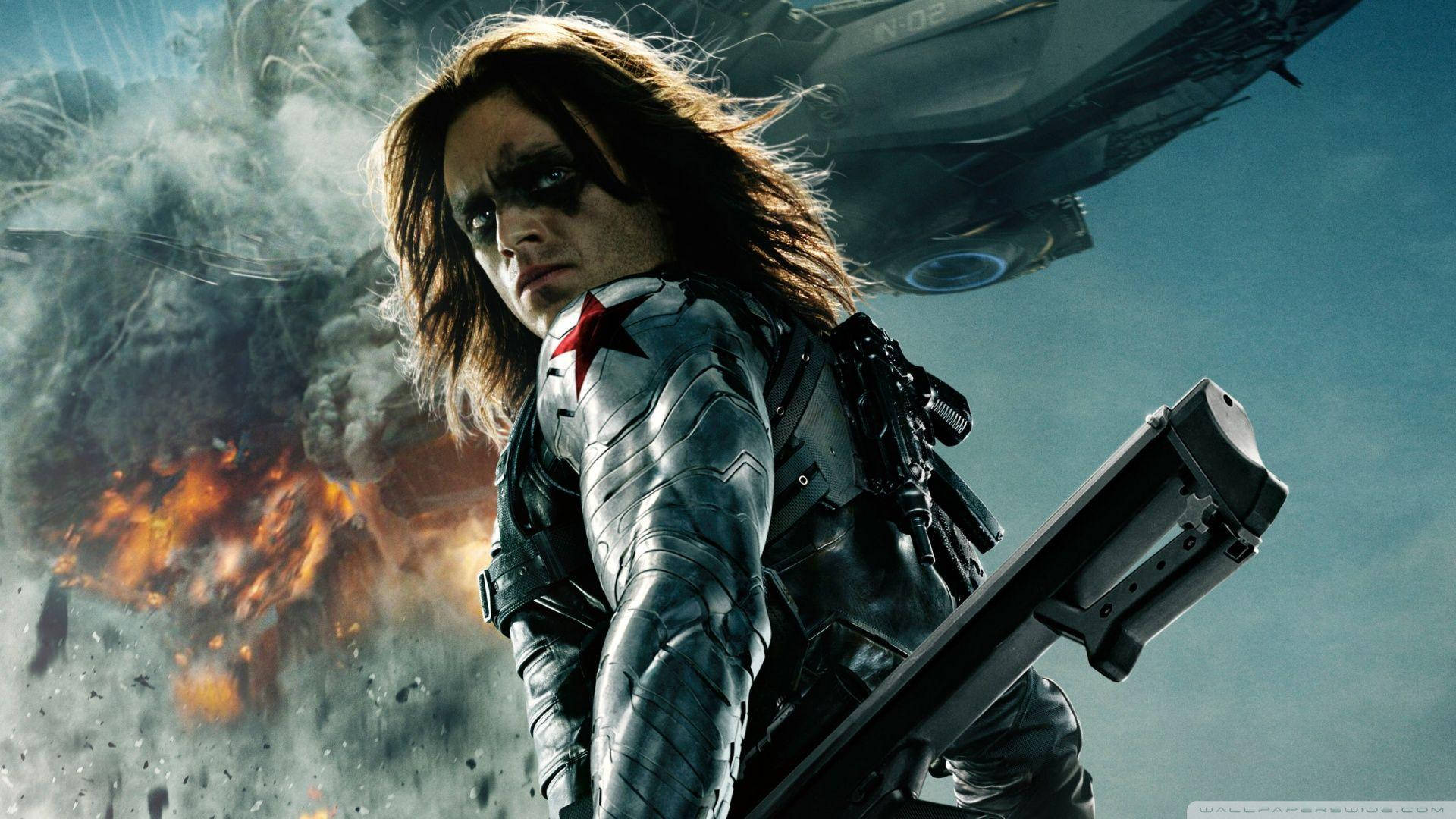 Bucky Barnes 桌布 壁紙 — 寒冬戰士身著戰鬥裝備，在熾熱爆炸和暴風雨天空下盤旋的飛機中堅定站立。