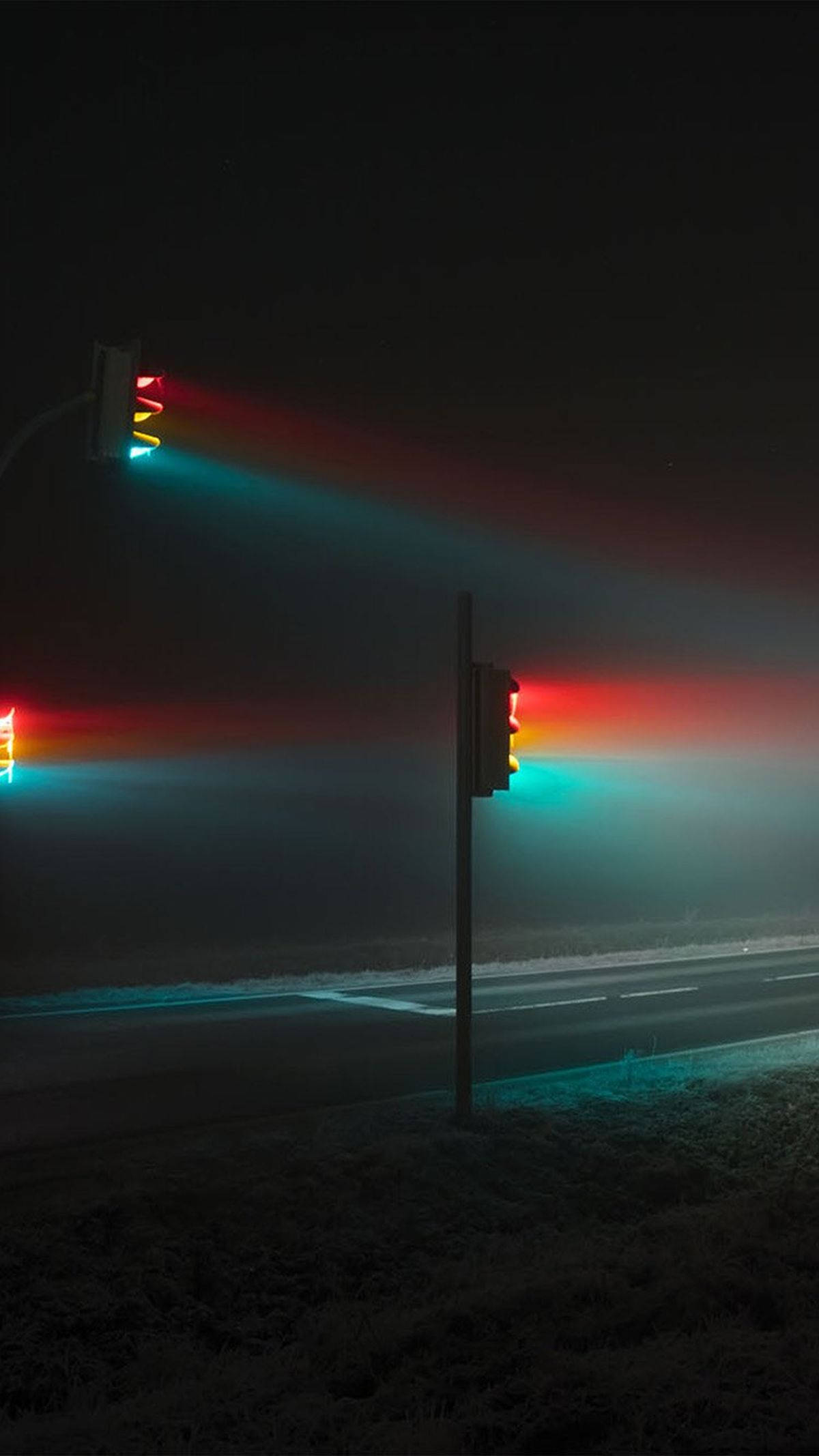 lights 桌布 壁紙 — 寒冷的夜晚道路被發光的交通燈照亮，透過薄霧投射出鮮豔的紅色和青綠色光束。