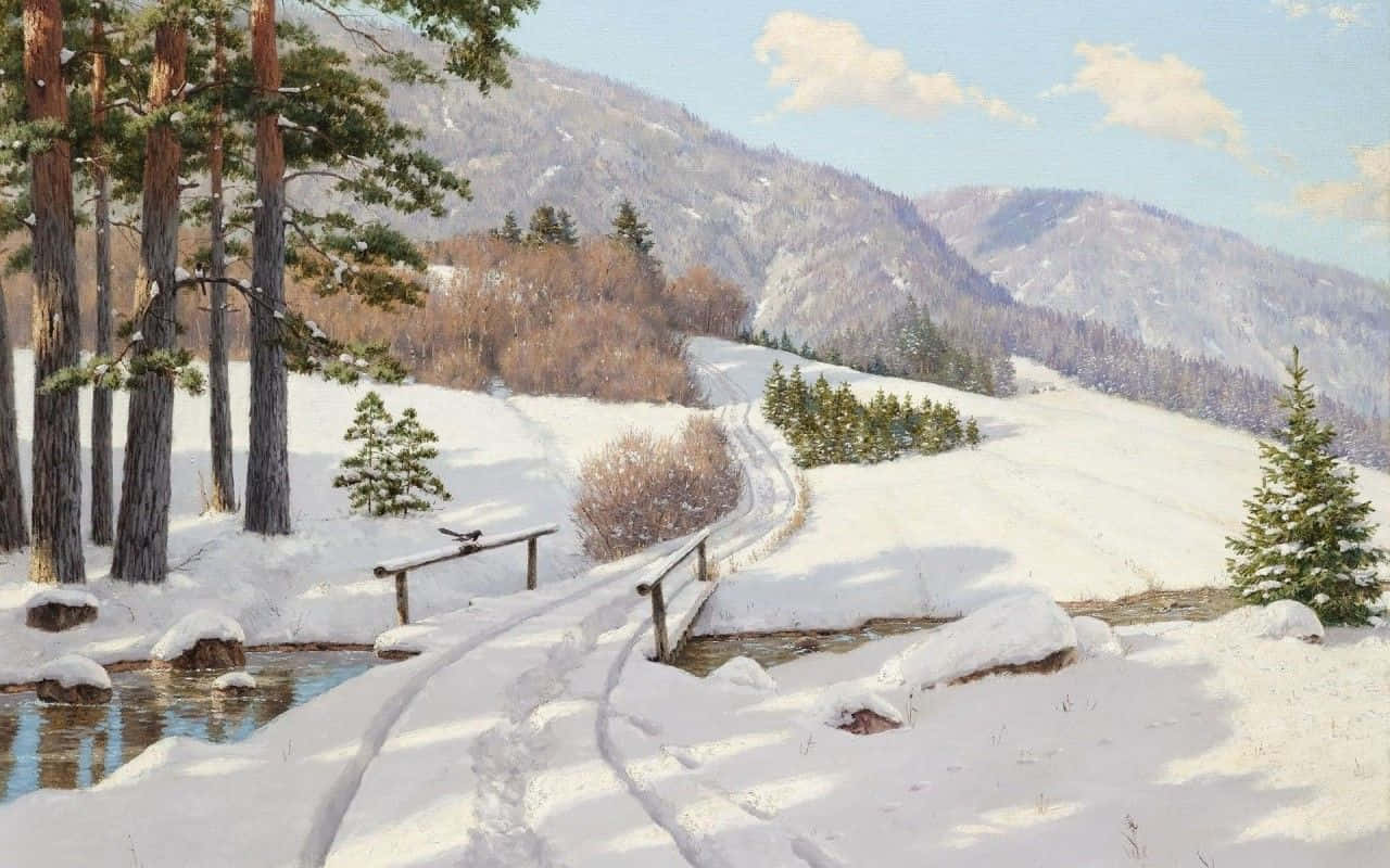 Old Winter 桌布 壁紙 — 寧靜的冬季景觀，一條白雪覆蓋的小徑蜿蜒經過一座木橋，越過溪流，穿過松樹林和遠山。