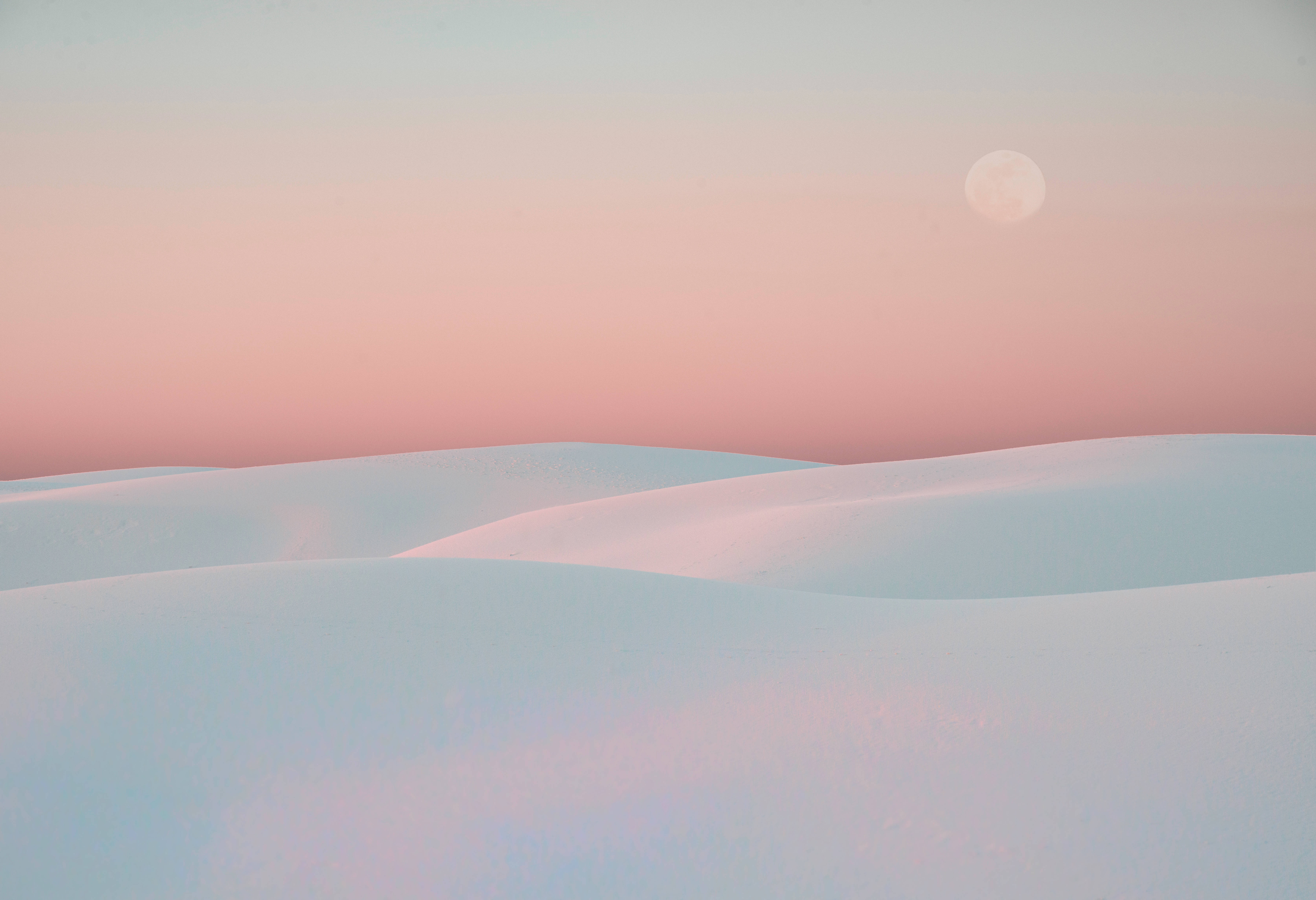 Desert 桌布 壁紙 — 寧靜的冬季景觀，柔軟的雪丘在粉紅和藍色的天空下，滿月高掛。
