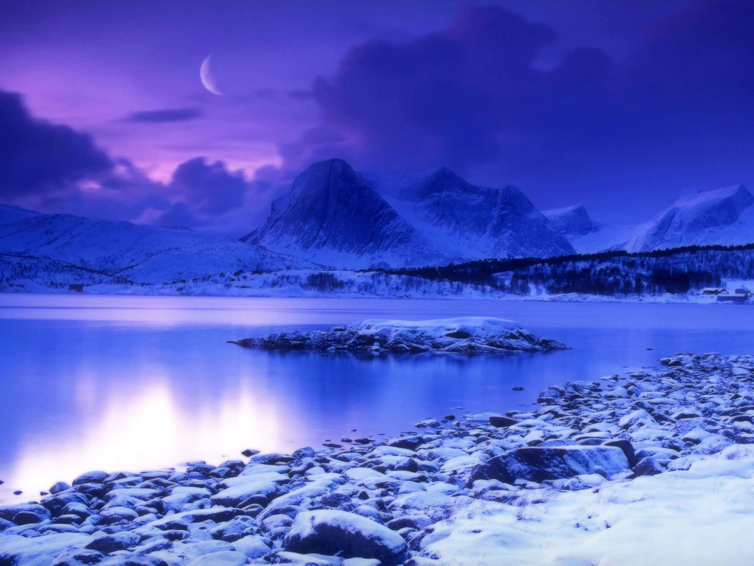 Frozen Lake 桌布 壁紙 — 寧靜的冬日湖泊倒映著充滿活力的紫色暮光天空，新月高懸於積雪覆蓋的山峰之上。