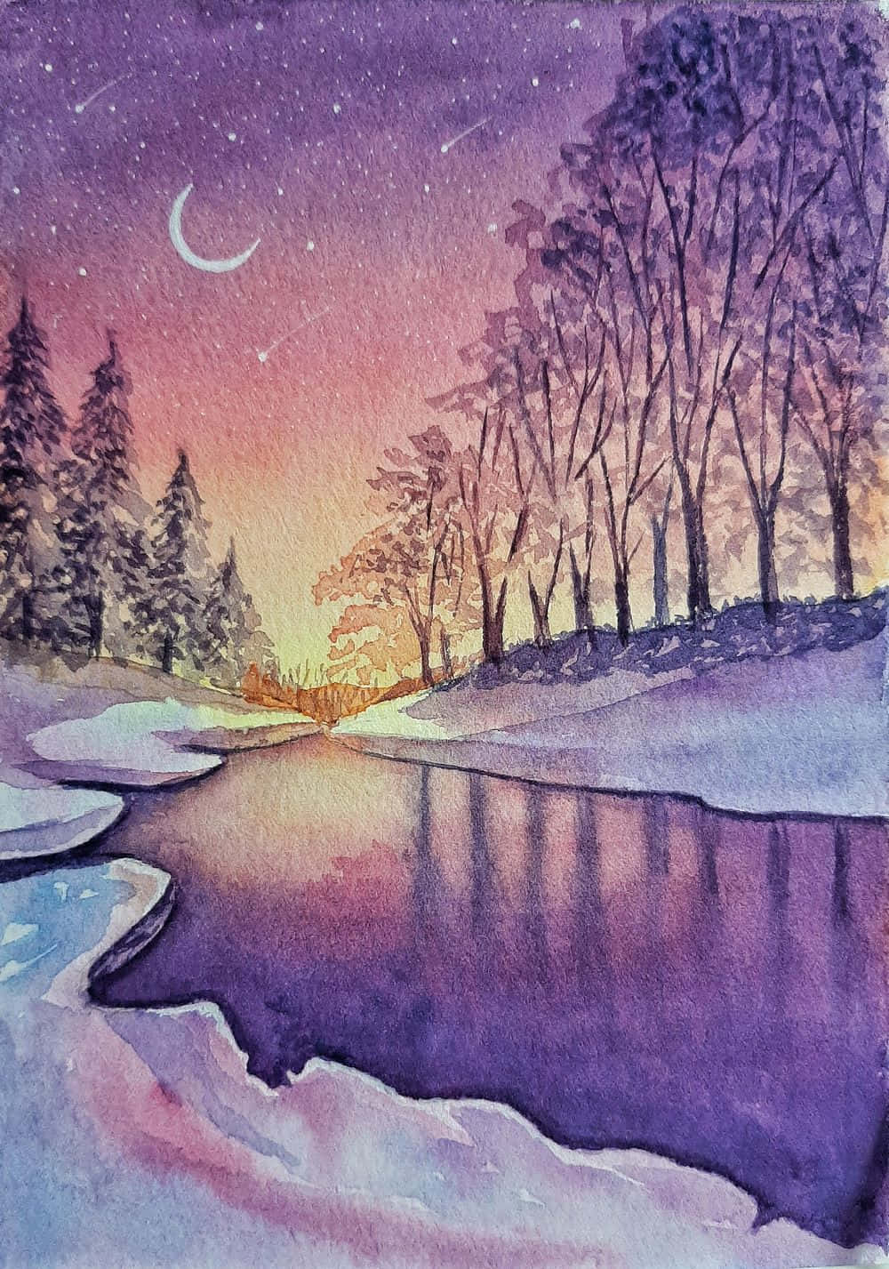 夜空 桌布 壁紙 — 寧靜的冬日黃昏場景，新月和流星掠過覆蓋著雪花的森林，倒映在平靜的河流中。